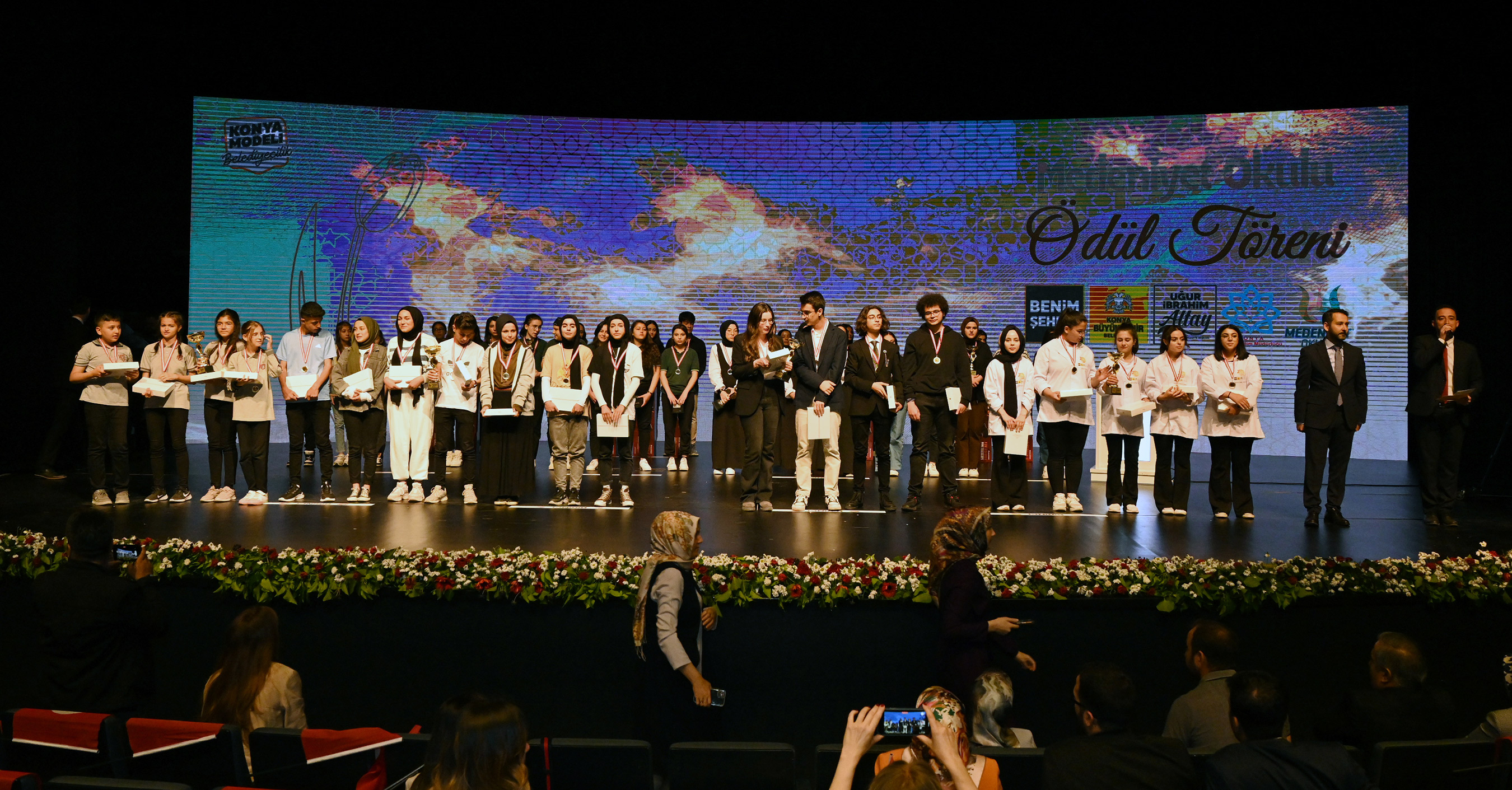 KONYA BÜYÜKŞEHİR’İN YARIŞMALARINDA DERECEYE GİREN ÖĞRENCİLER ÖDÜLLERİNİ ALDI