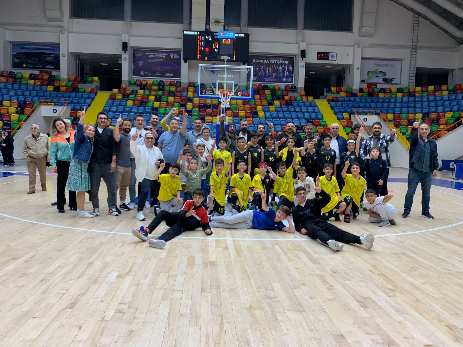 BÜYÜKŞEHİR BELEDİYESPOR BASKETBOLDA ALT YAŞ KATEGORİLERİNDE İKİ ŞAMPİYONLUK BİRDEN KAZANDI