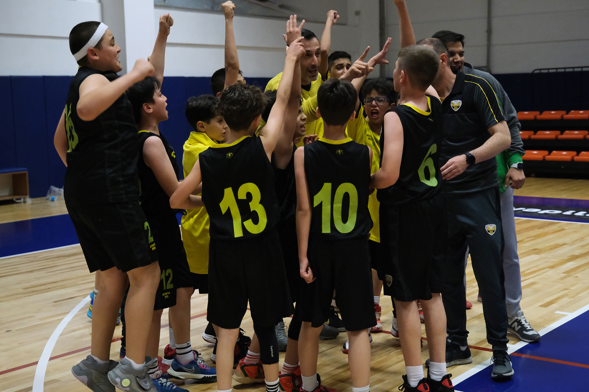 BÜYÜKŞEHİR BELEDİYESPOR BASKETBOLDA ALT YAŞ KATEGORİLERİNDE İKİ ŞAMPİYONLUK BİRDEN KAZANDI