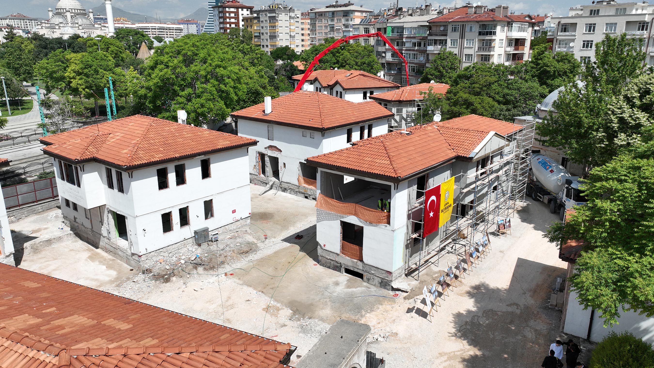 BAŞKAN ALTAY MEYDAN EVLERİ YENİLEME VE BİSİKLET MÜZESİ ÇALIŞMALARINI İNCELEDİ