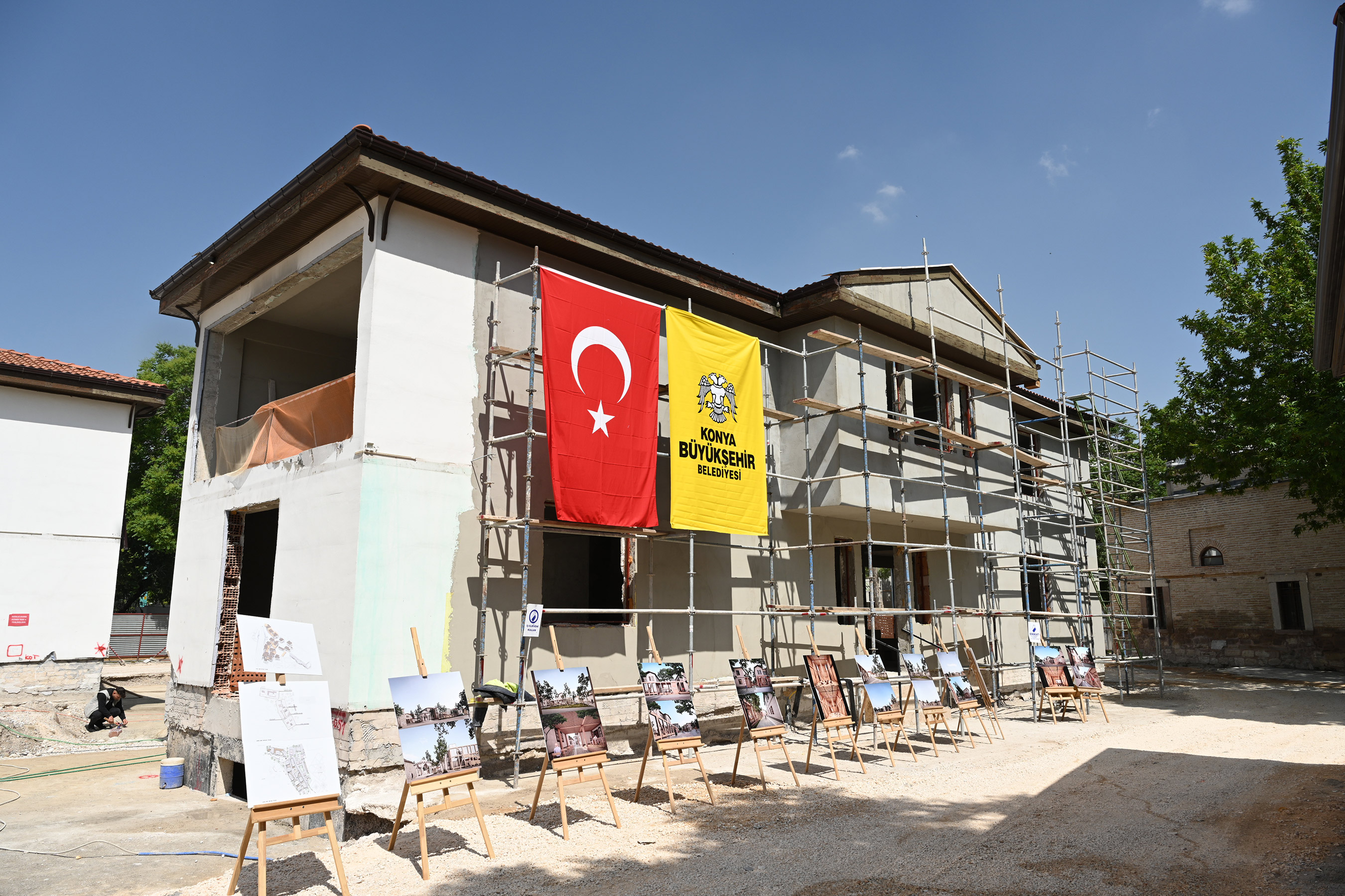 BAŞKAN ALTAY MEYDAN EVLERİ YENİLEME VE BİSİKLET MÜZESİ ÇALIŞMALARINI İNCELEDİ