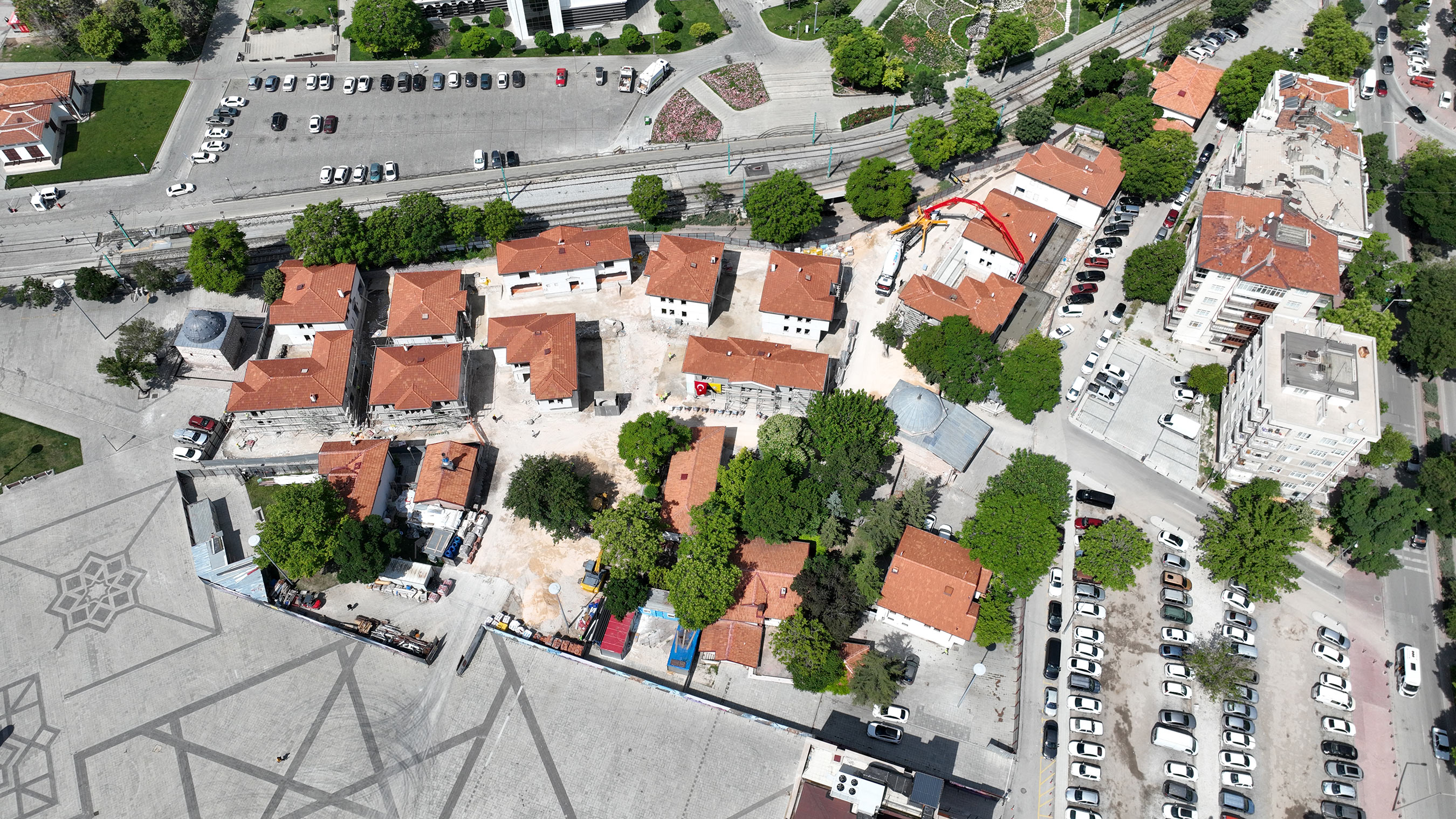 BAŞKAN ALTAY MEYDAN EVLERİ YENİLEME VE BİSİKLET MÜZESİ ÇALIŞMALARINI İNCELEDİ