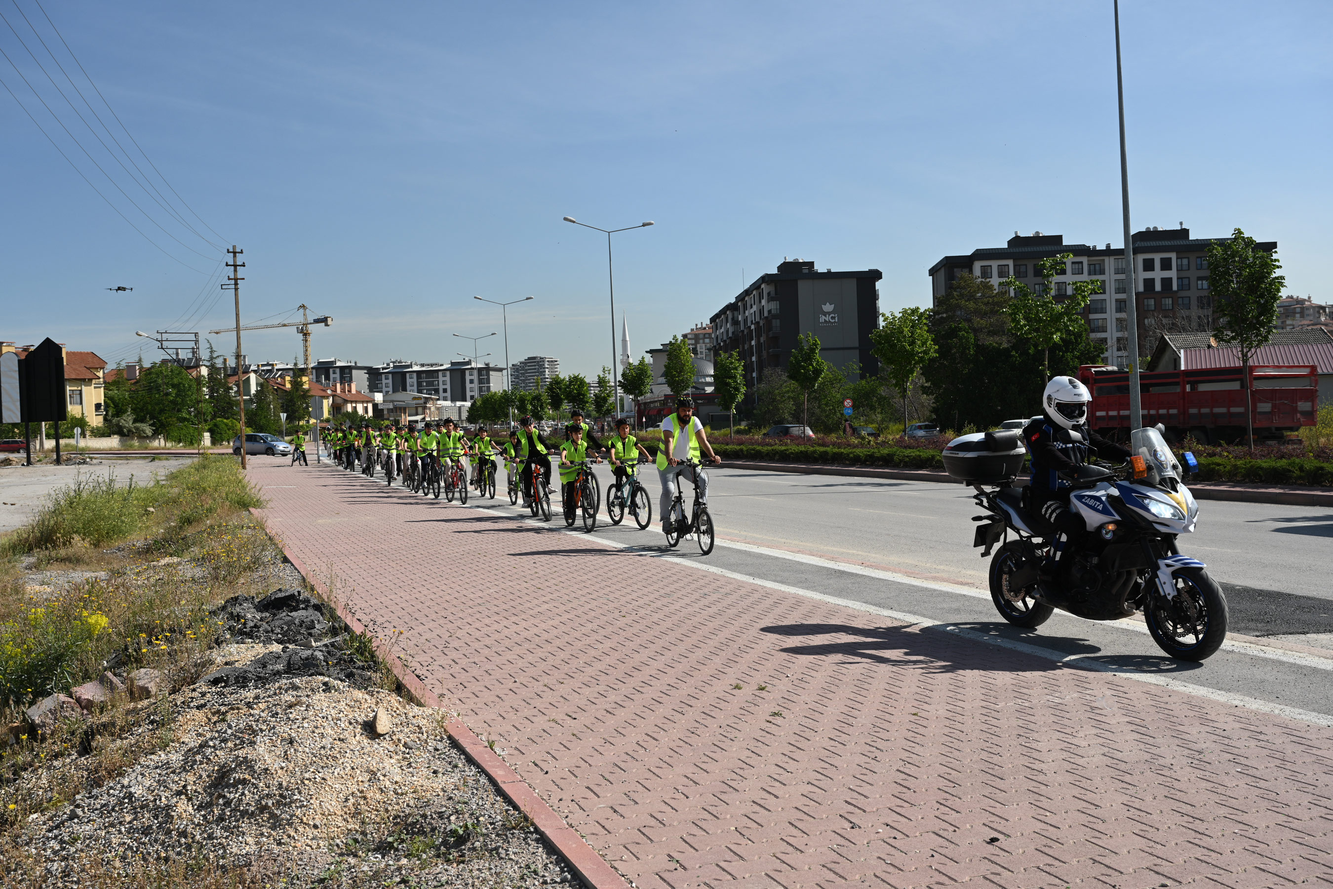 BİSİKLET ŞEHRİ KONYA’DA ÖĞRENCİLER OKULLARINA BİSİKLETLERİYLE GÜVENLE GİDİYOR