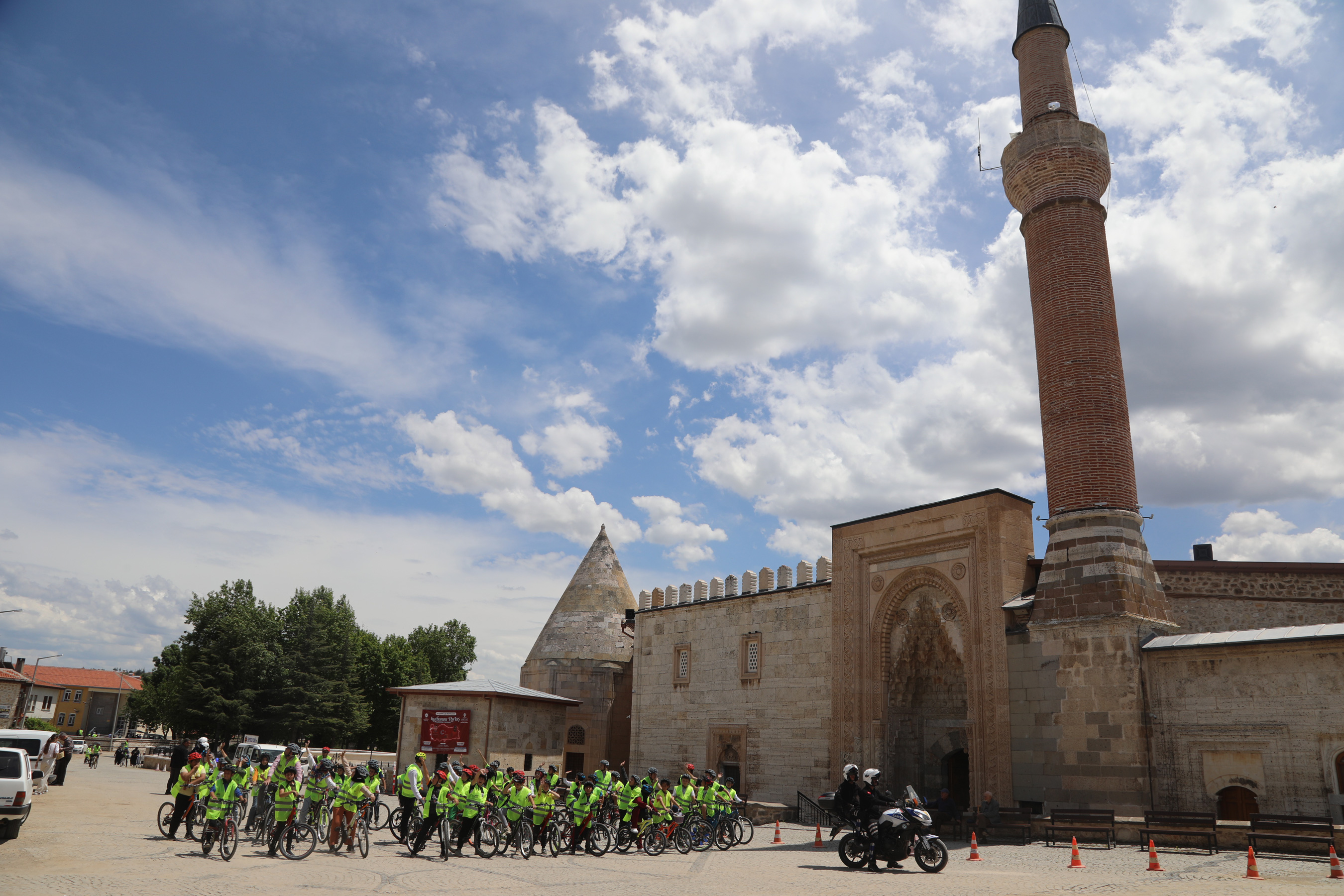 BİSİKLET ŞEHRİ KONYA’DA ÖĞRENCİLER OKULLARINA BİSİKLETLERİYLE GÜVENLE GİDİYOR