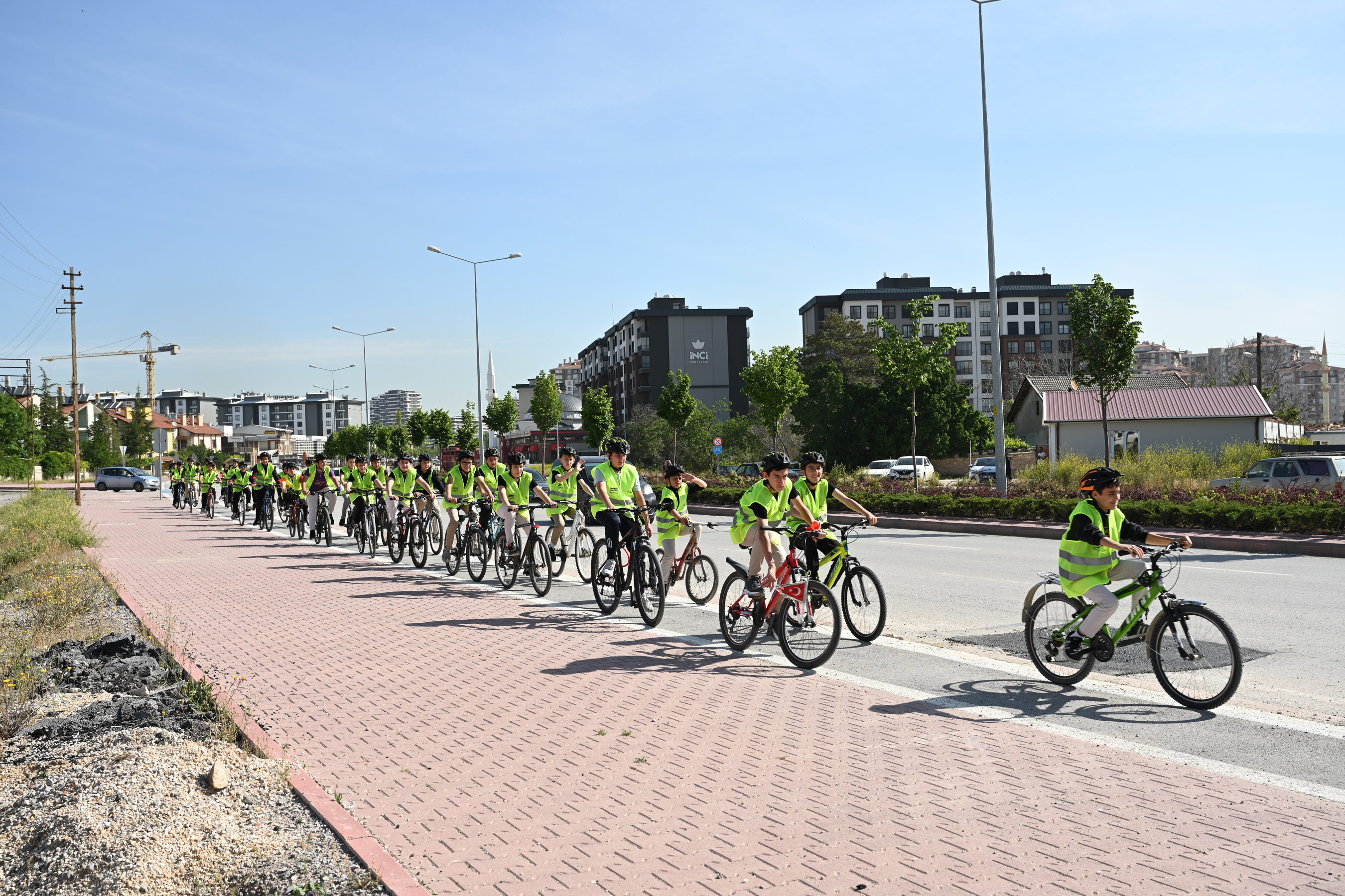 BİSİKLET ŞEHRİ KONYA’DA ÖĞRENCİLER OKULLARINA BİSİKLETLERİYLE GÜVENLE GİDİYOR