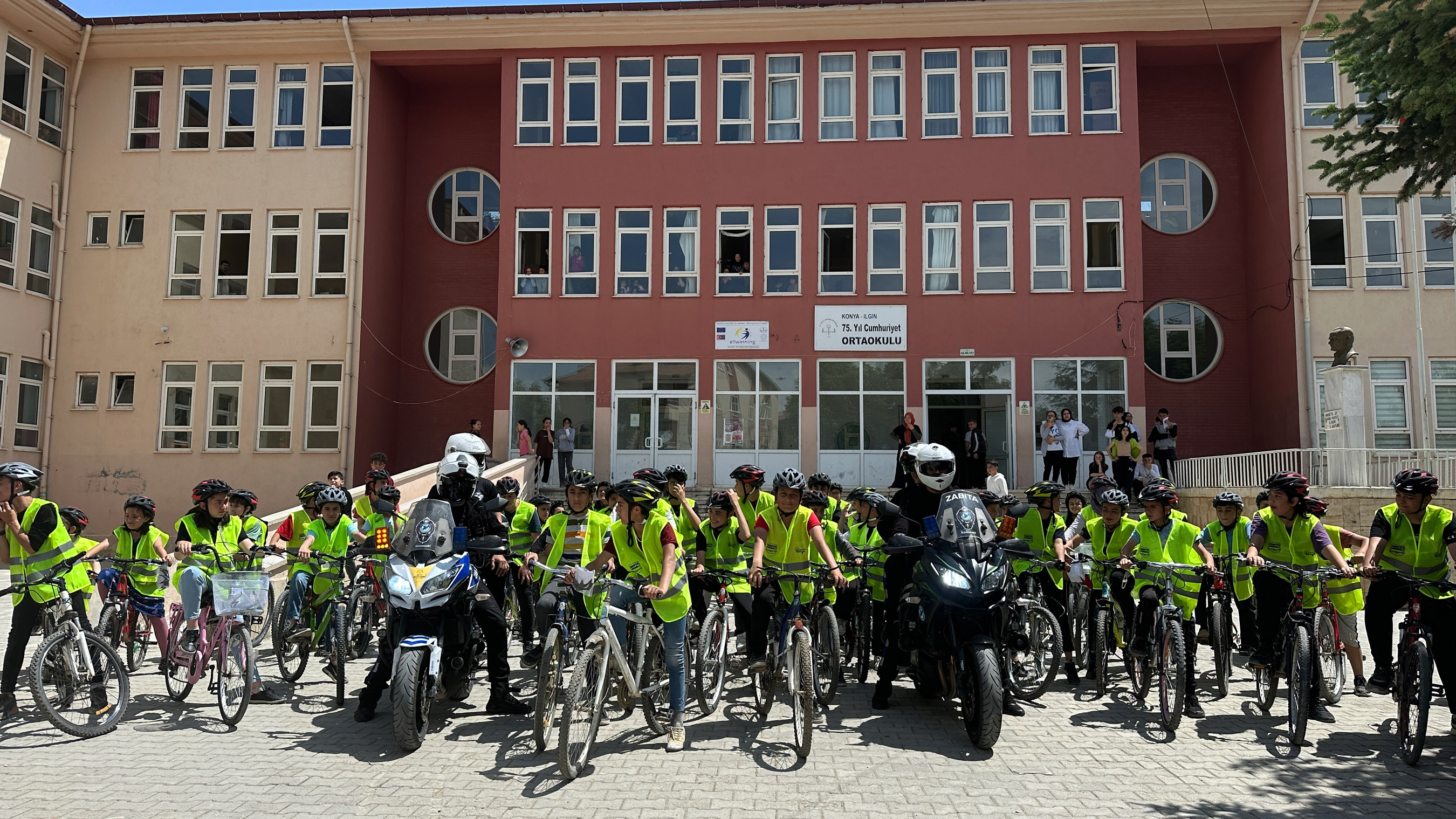 BİSİKLET ŞEHRİ KONYA’DA ÖĞRENCİLER OKULLARINA BİSİKLETLERİYLE GÜVENLE GİDİYOR