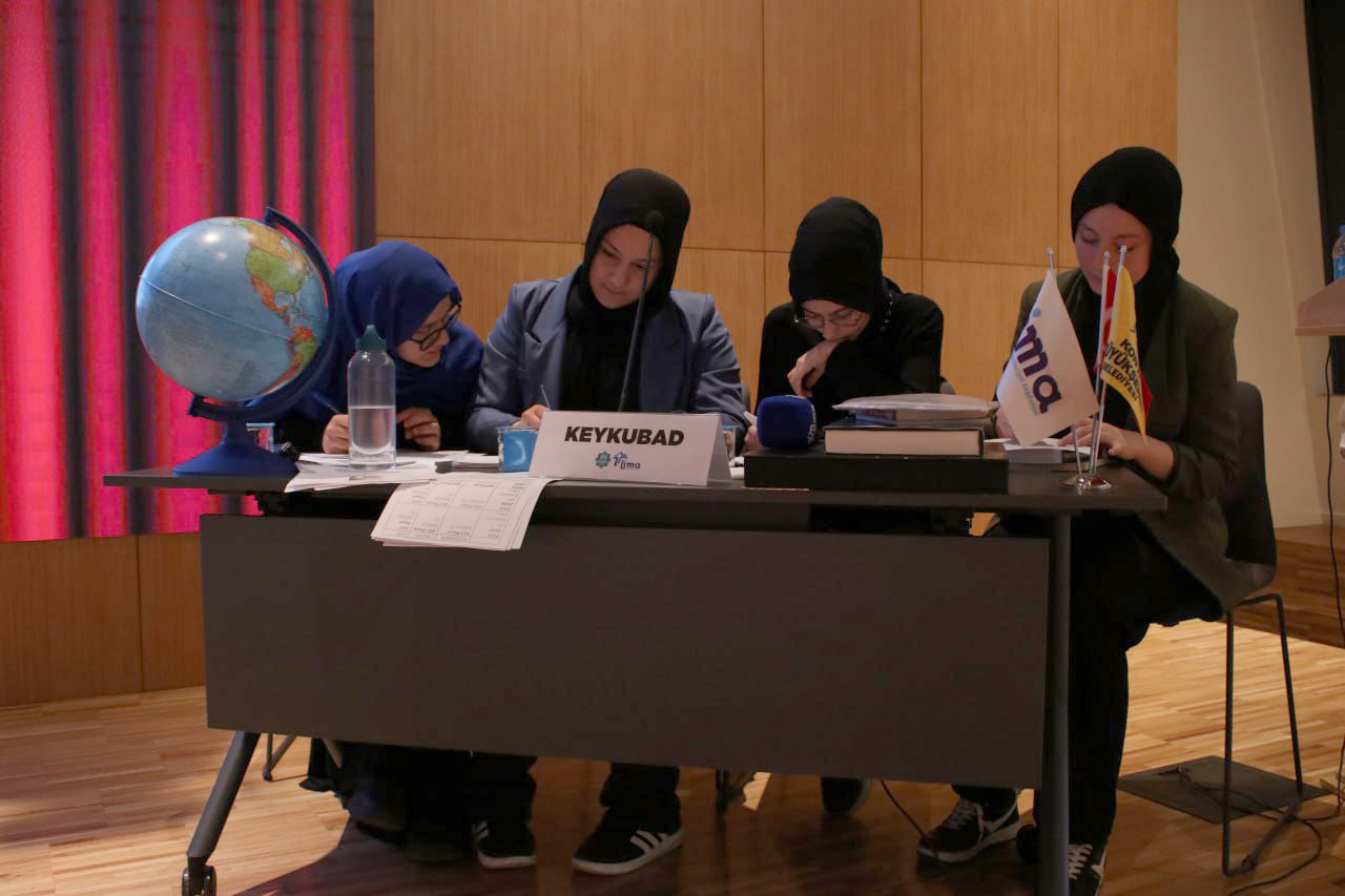 LİSE MEDENİYET AKADEMİLERİ MÜNAZARA YARIŞMASINDA ÖĞRENCİLER KIYASIYA YARIŞTI