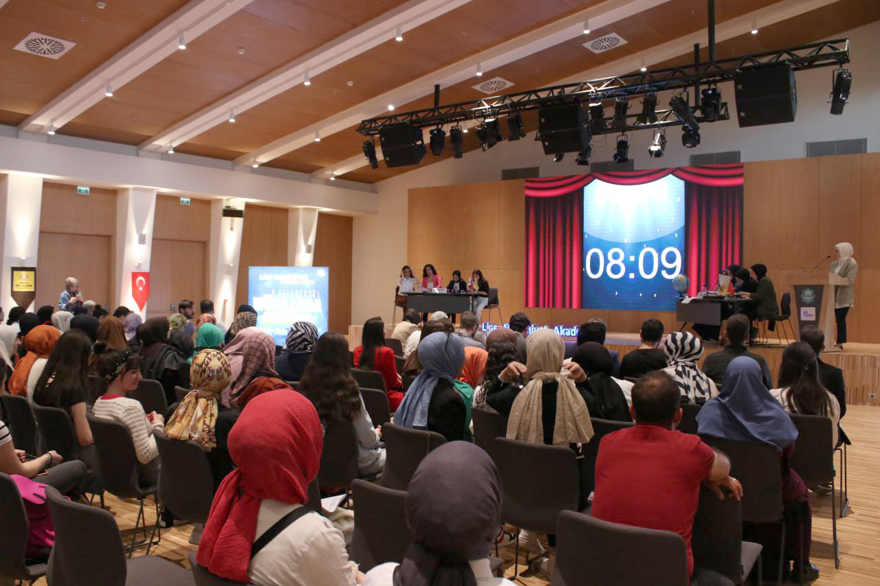 LİSE MEDENİYET AKADEMİLERİ MÜNAZARA YARIŞMASINDA ÖĞRENCİLER KIYASIYA YARIŞTI