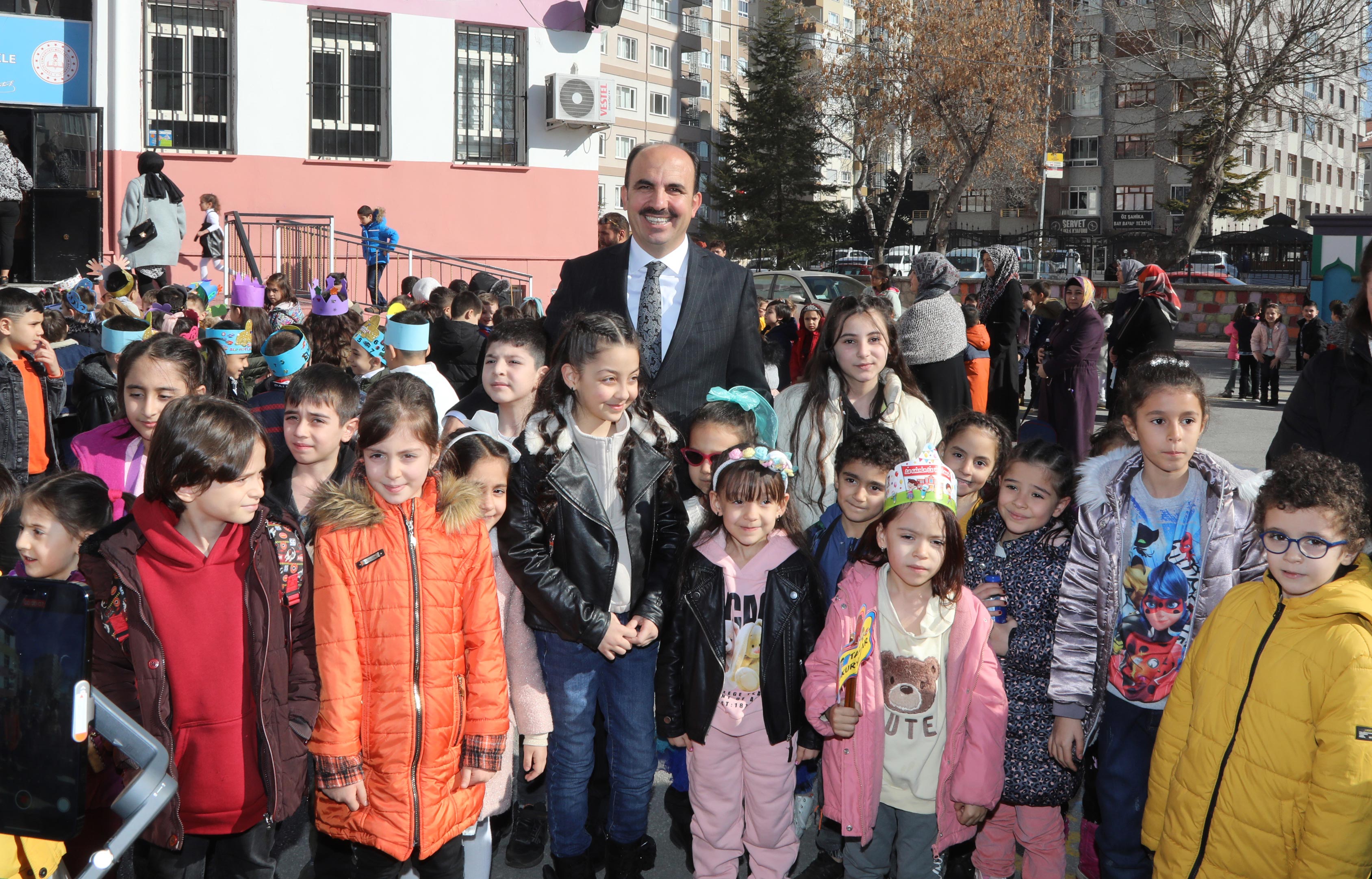BAŞKAN ALTAY KARNE SEVİNCİ YAŞAYAN ÖĞRENCİLERİ TEBRİK ETTİ