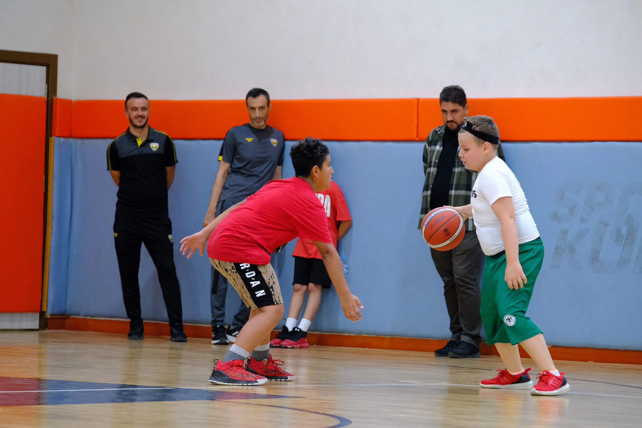 BÜYÜKŞEHİR BELEDİYESPOR ALTYAPI SEÇMELERİNDE YARINLARIN BASKETBOLCULARINI ARADI