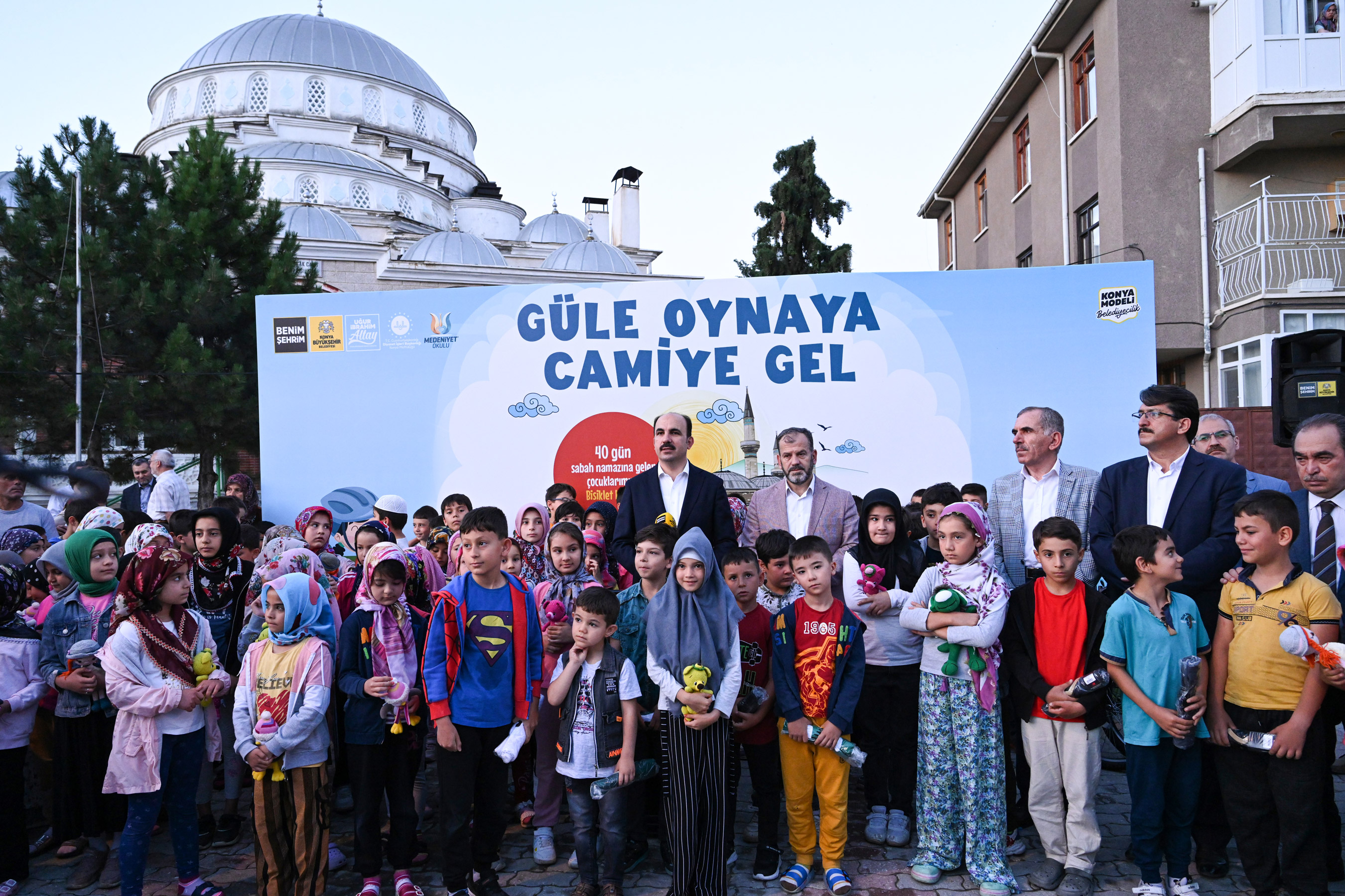 BAŞKAN ALTAY “GÜLE OYNAYA CAMİYE GEL PROJESİ”NDE ÇOCUKLARIN SABAH NAMAZI HEYECANINA ORTAK OLDU
