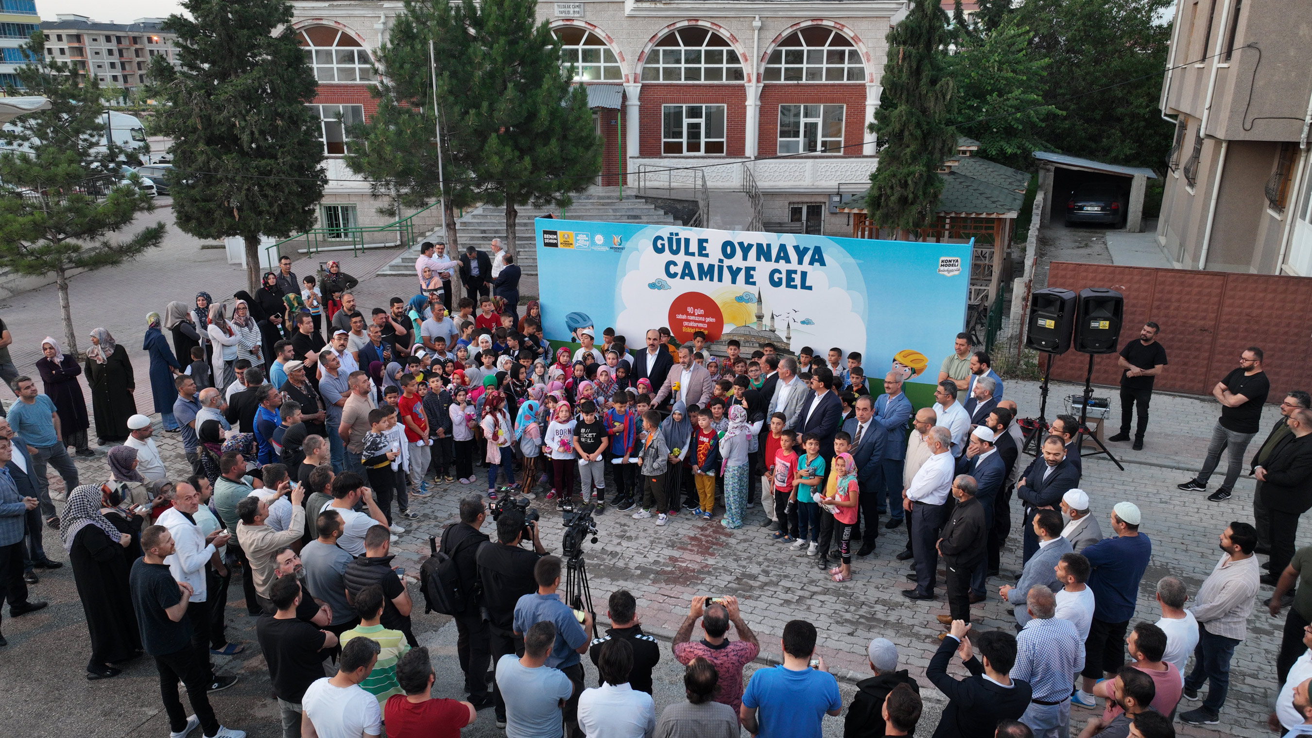 BAŞKAN ALTAY “GÜLE OYNAYA CAMİYE GEL PROJESİ”NDE ÇOCUKLARIN SABAH NAMAZI HEYECANINA ORTAK OLDU