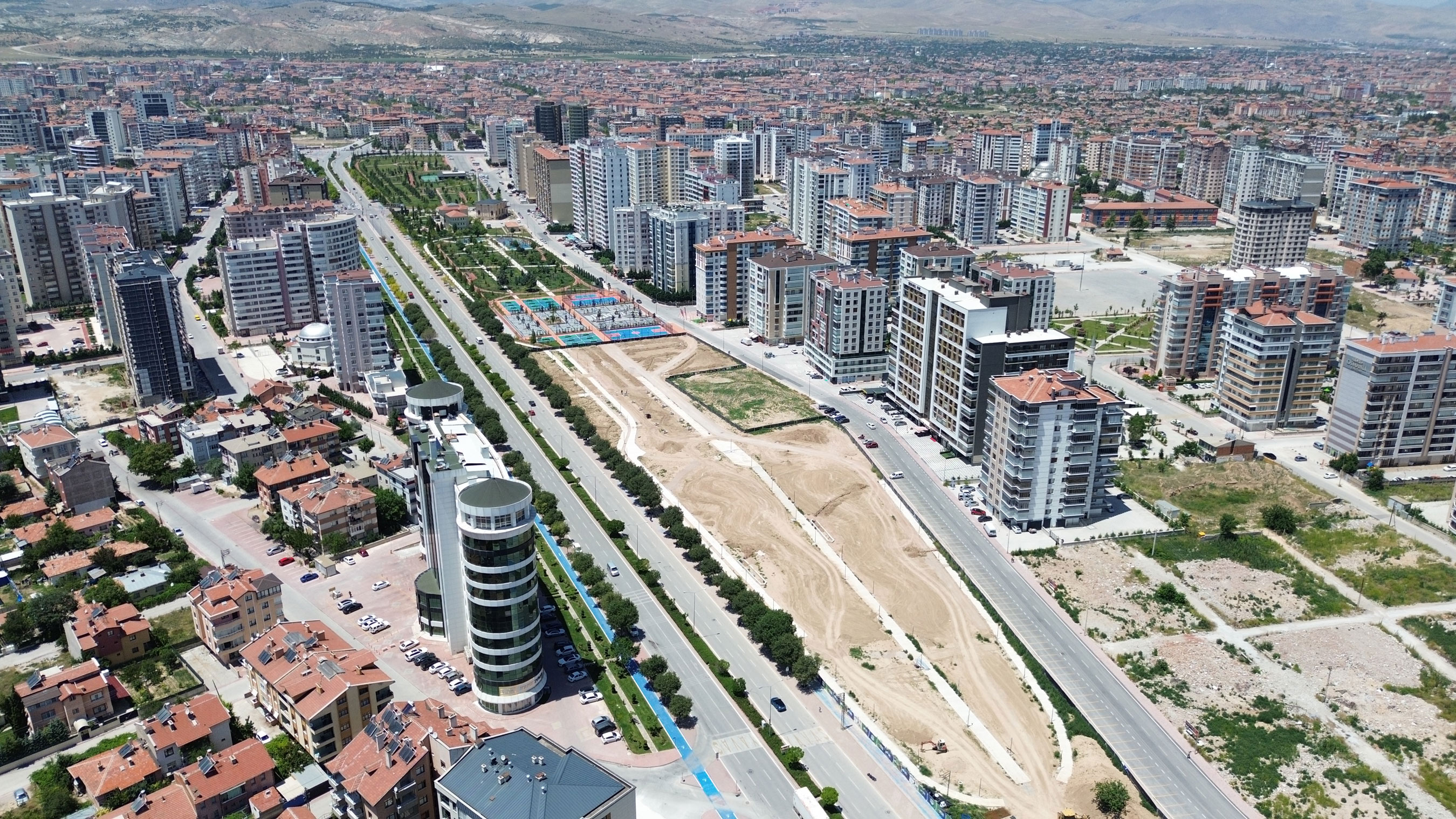 BAŞKAN ALTAY: “ŞEHRİN MERKEZİNDE ÖNEMLİ BİR YEŞİL DOKU OLUŞTURAN ŞEFİK CAN PARKI’NDA ÜÇÜNCÜ ETAP ÇALIŞMALARIMIZ SÜRÜYOR”