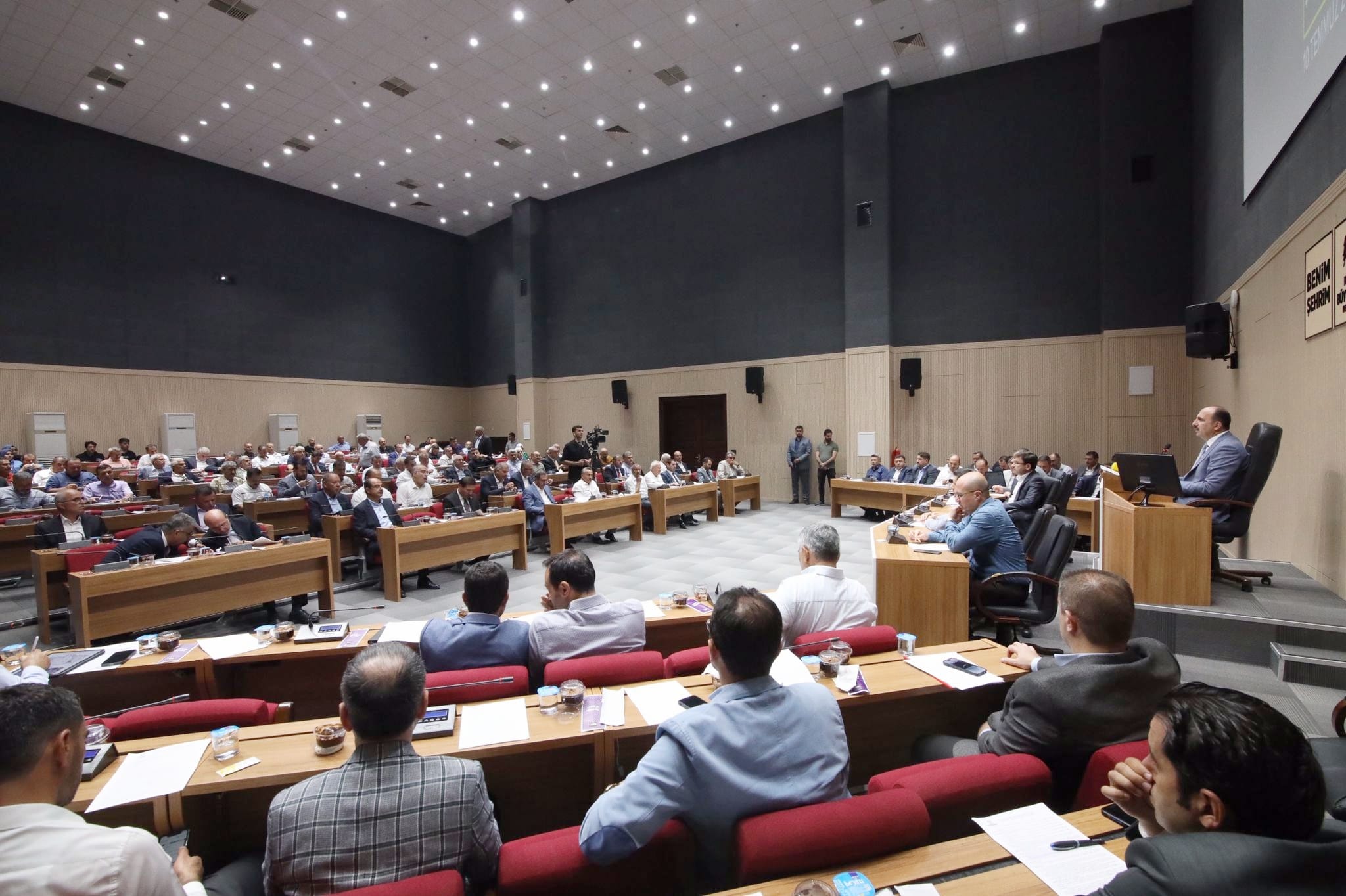 BAŞKAN ALTAY BÜYÜKŞEHİR MECLİSİ’NDE KONUŞTU: “TÜRKİYE’YE ÖRNEK BİR BİRLİKTELİK SERGİLİYORUZ”