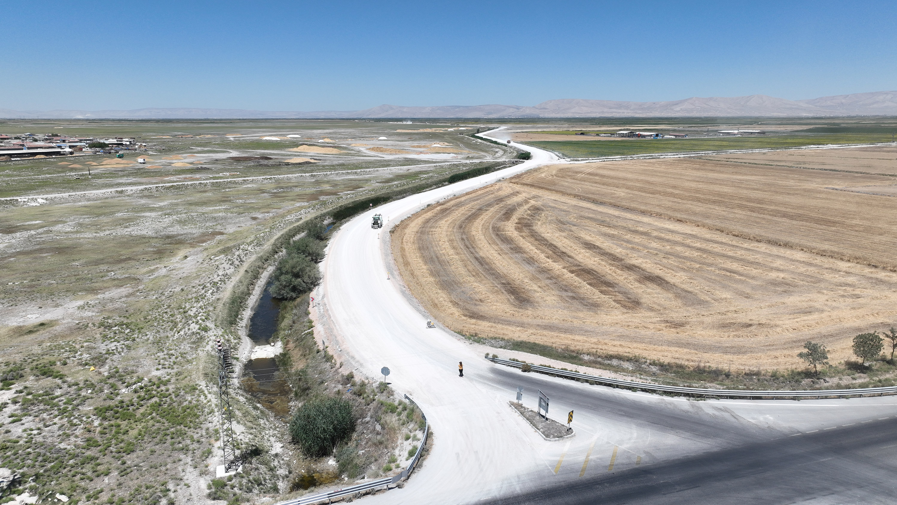 KONYA BÜYÜKŞEHİR 7,5 KM’LİK SAKYATAN-KARAKAYA YOLUNDA STANDARDI YÜKSELTİYOR