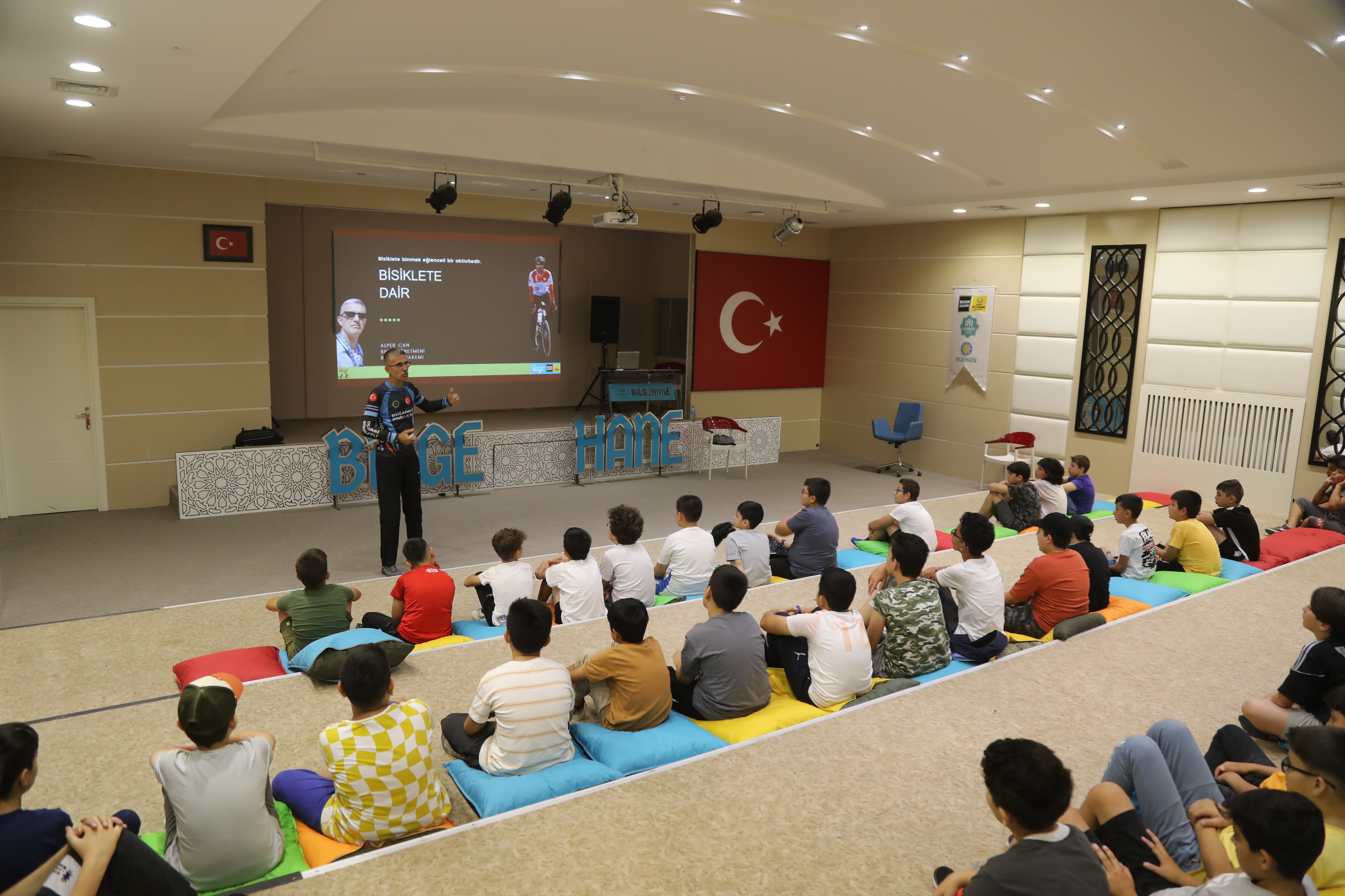 BİLGEHANE ÖĞRENCİLERİ BİSİKLETLERİYLE GÜVENLİ SÜRÜŞ ETKİNLİĞİNE KATILIYOR