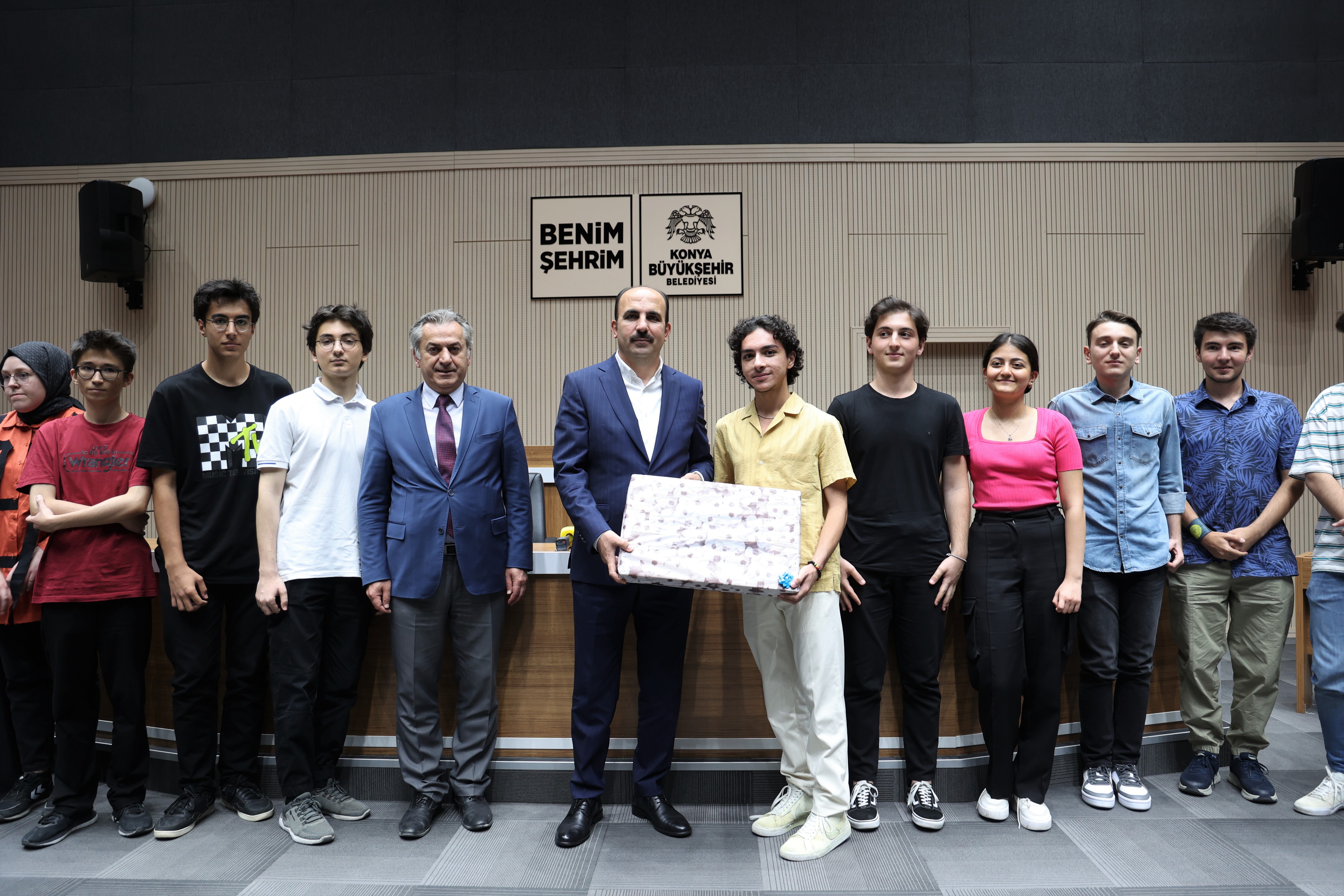 BAŞKAN ALTAY YKS’DE İLK 100’E GİREN KONYALI ÖĞRENCİLERLE BİR ARAYA GELDİ