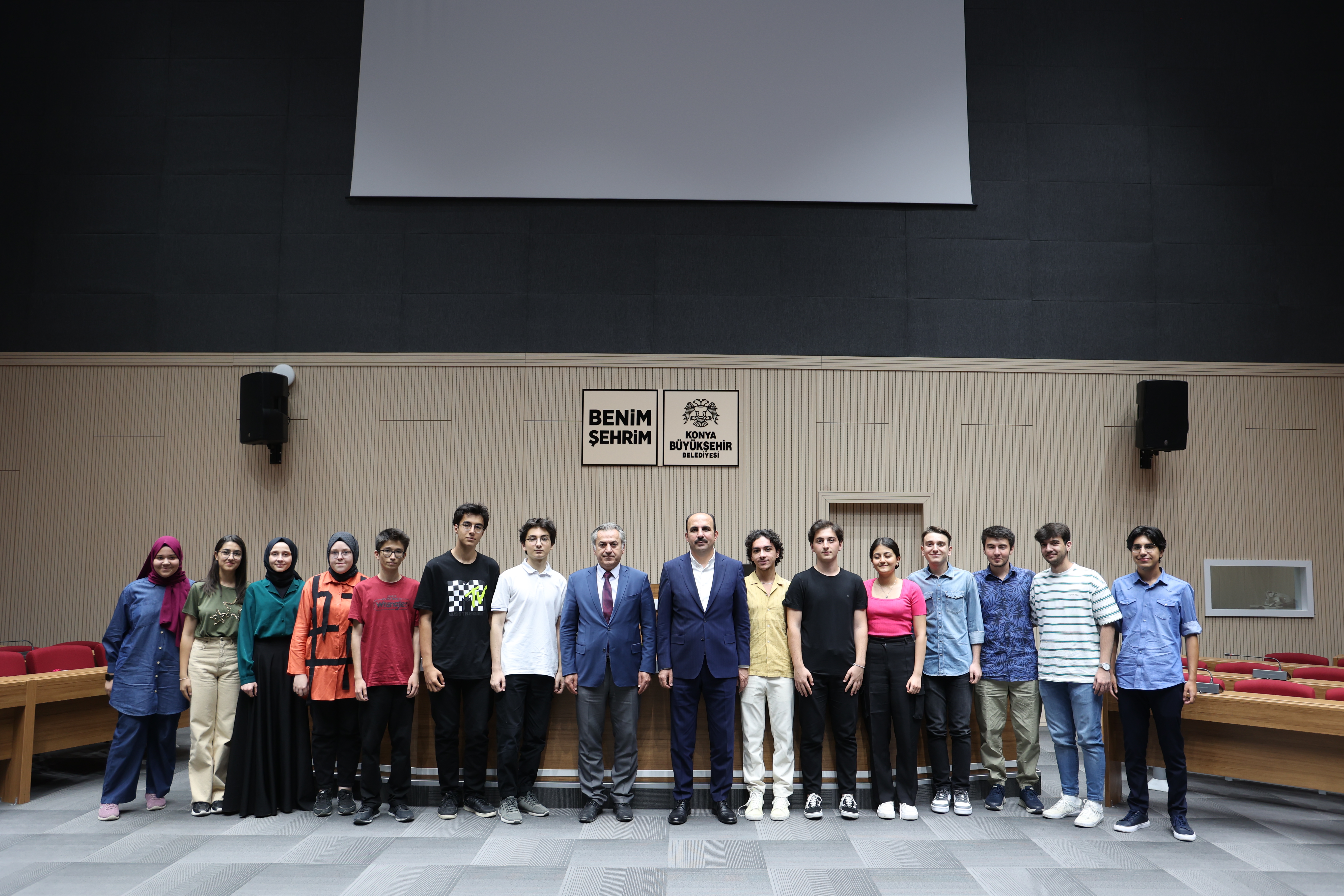 BAŞKAN ALTAY YKS’DE İLK 100’E GİREN KONYALI ÖĞRENCİLERLE BİR ARAYA GELDİ