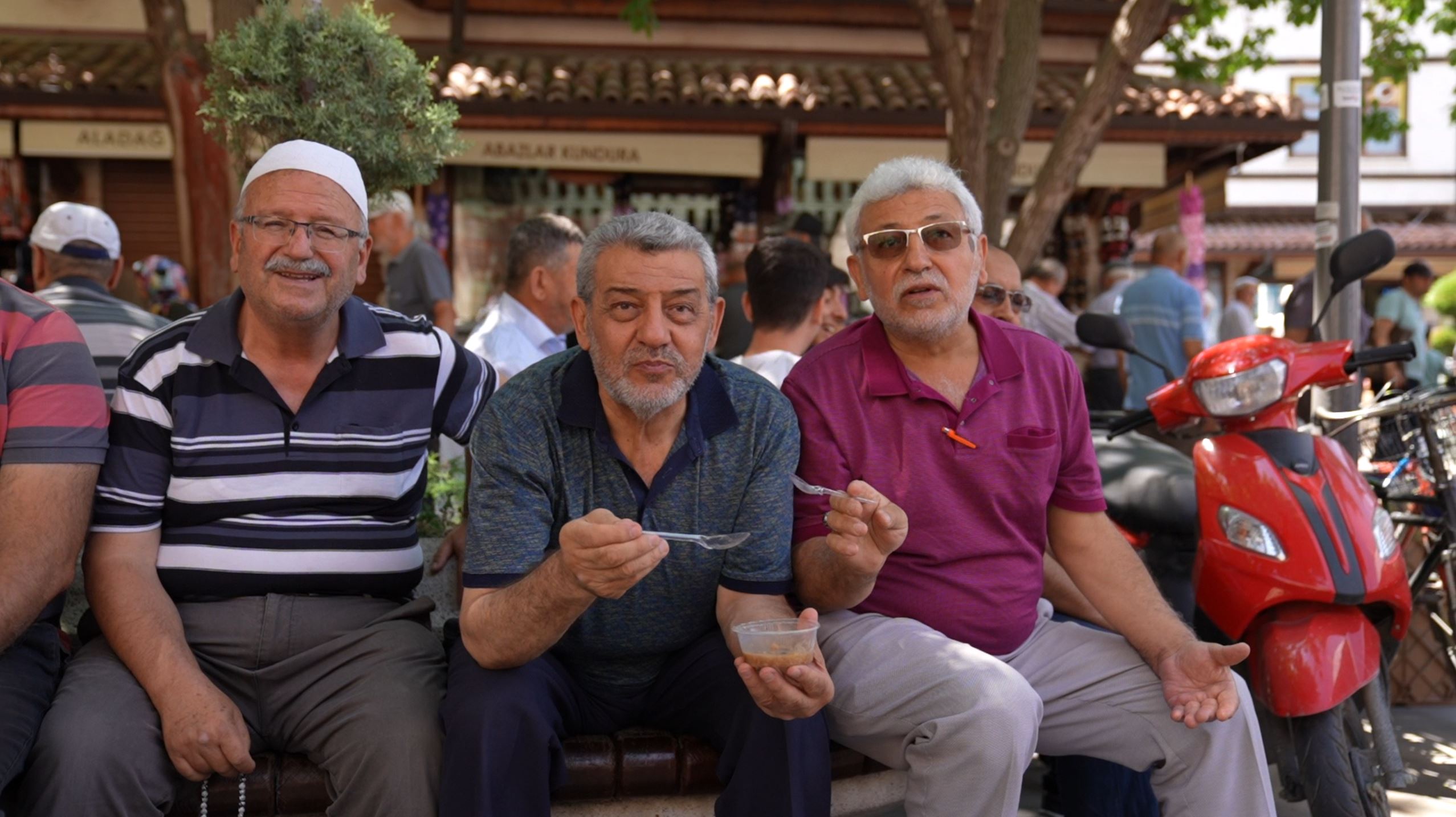 BİLGEHANE ÖĞRENCİLERİ VATANDAŞLARA AŞURE İKRAM ETTİ