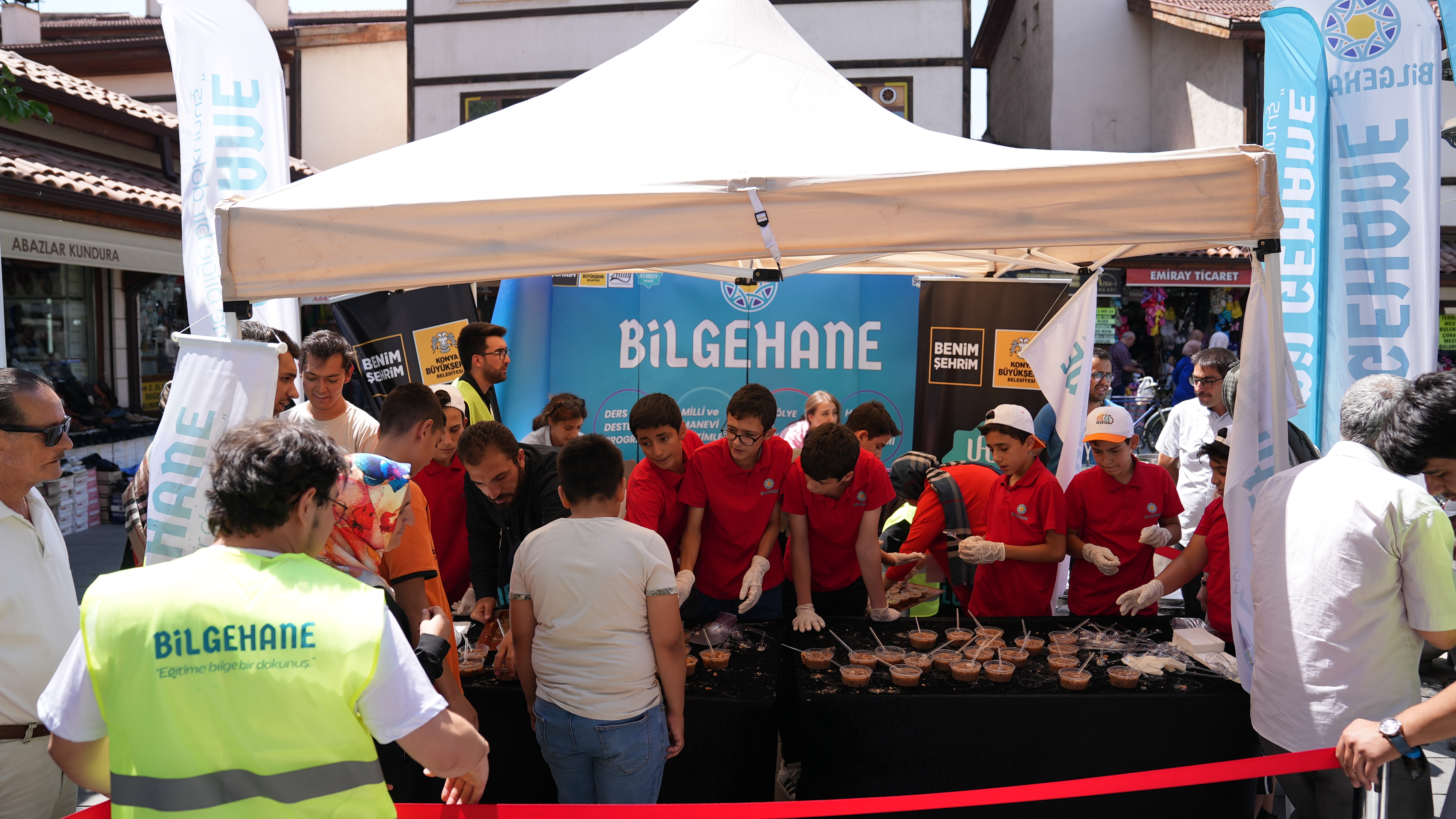 BİLGEHANE ÖĞRENCİLERİ VATANDAŞLARA AŞURE İKRAM ETTİ