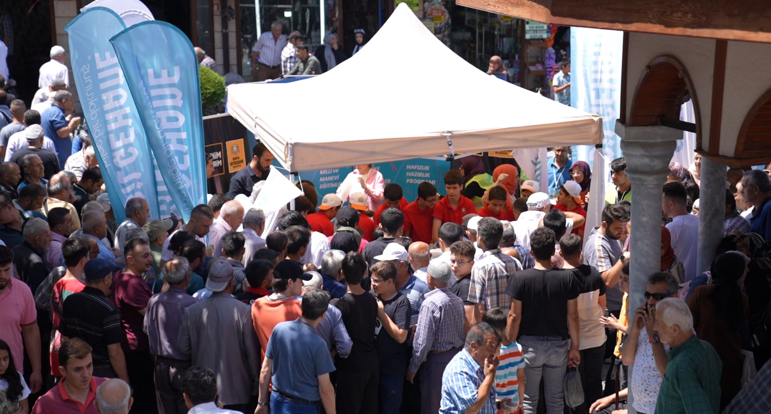 BİLGEHANE ÖĞRENCİLERİ VATANDAŞLARA AŞURE İKRAM ETTİ