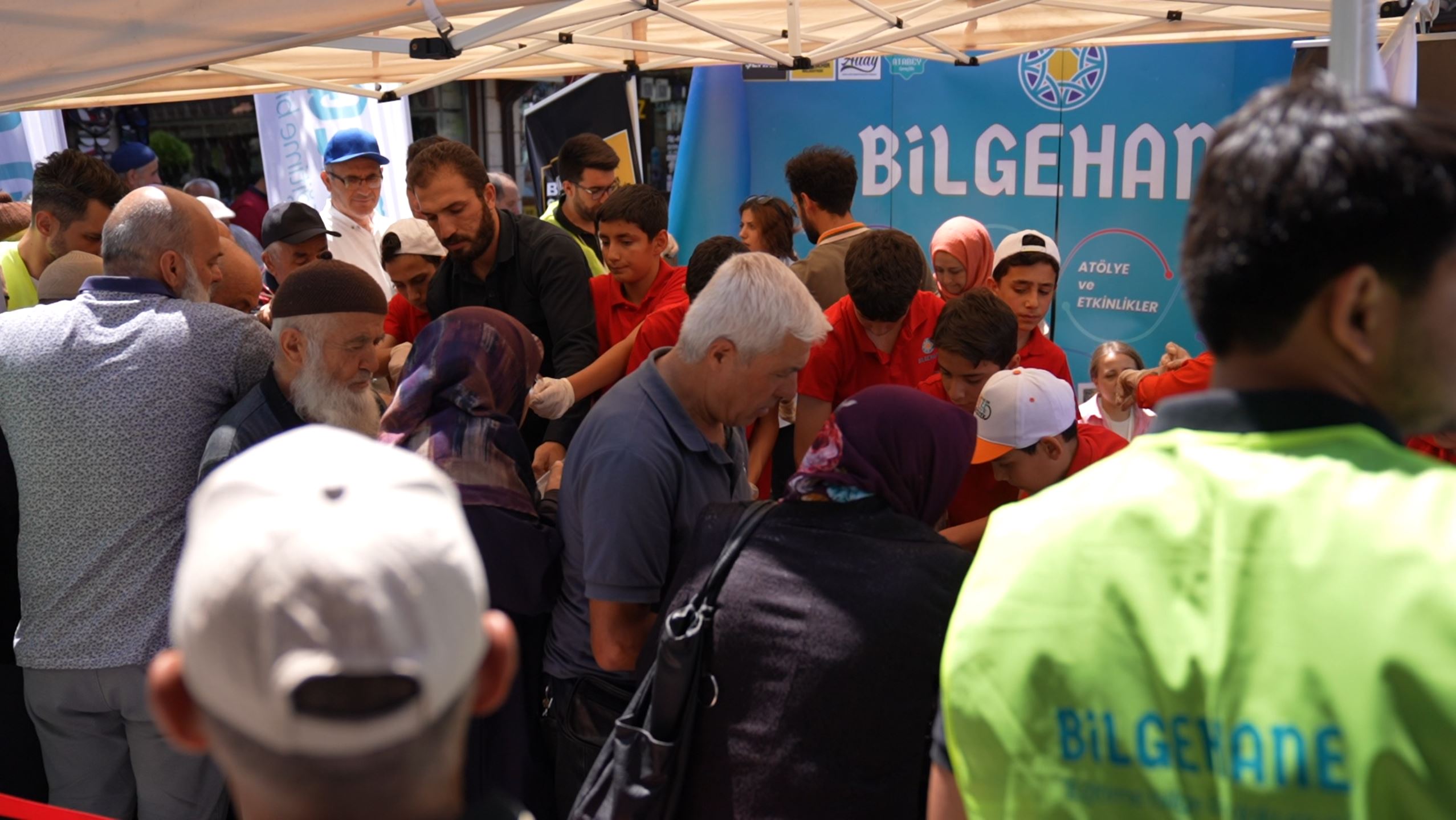 BİLGEHANE ÖĞRENCİLERİ VATANDAŞLARA AŞURE İKRAM ETTİ