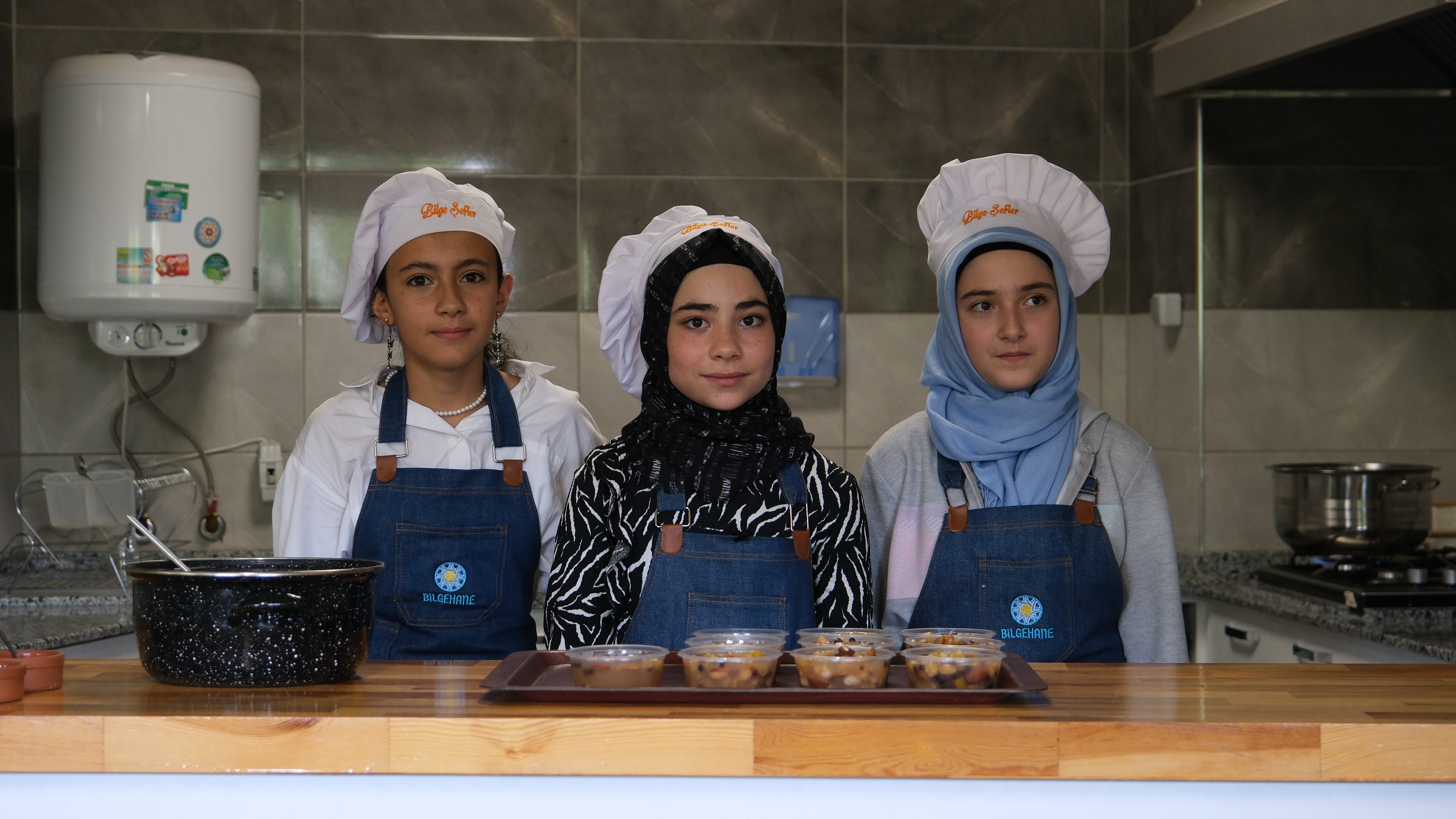 BİLGEHANE ÖĞRENCİLERİ VATANDAŞLARA AŞURE İKRAM ETTİ