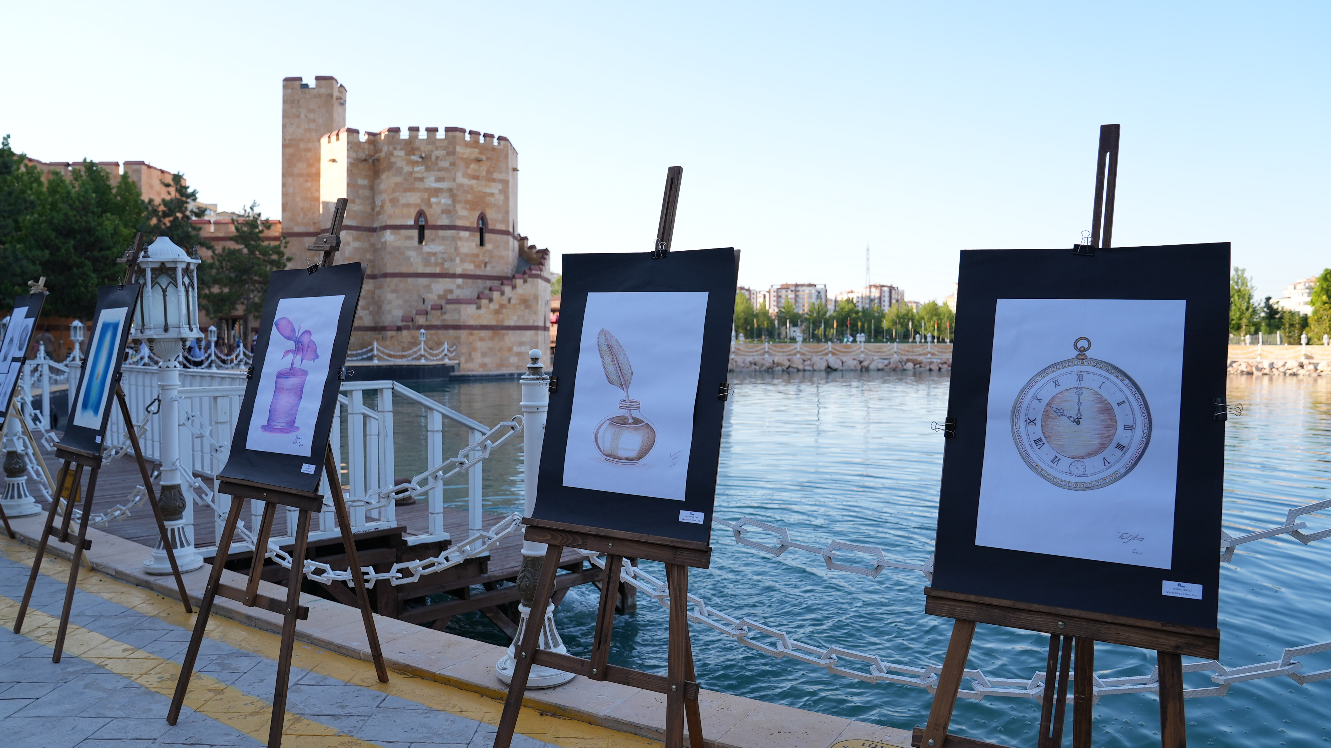 LİSE MEDENİYET AKADEMİSİ’NDEN SANAT SOKAĞI SERGİSİ