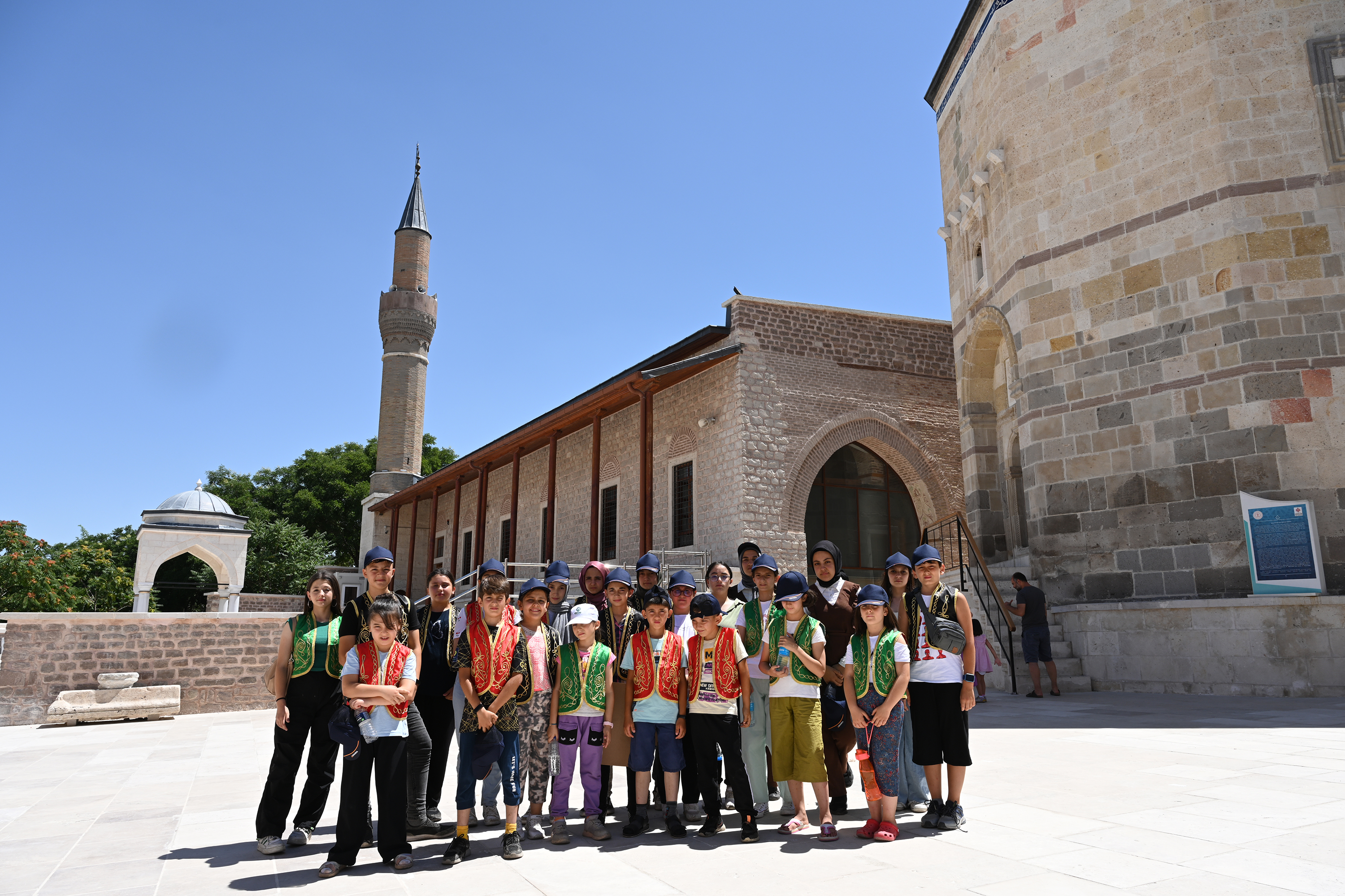 GENÇ KOMEK ÖĞRENCİLERİ KONYA’NIN TARİHİ ŞAHSİYETLERİNİ YAKINDAN TANIDI