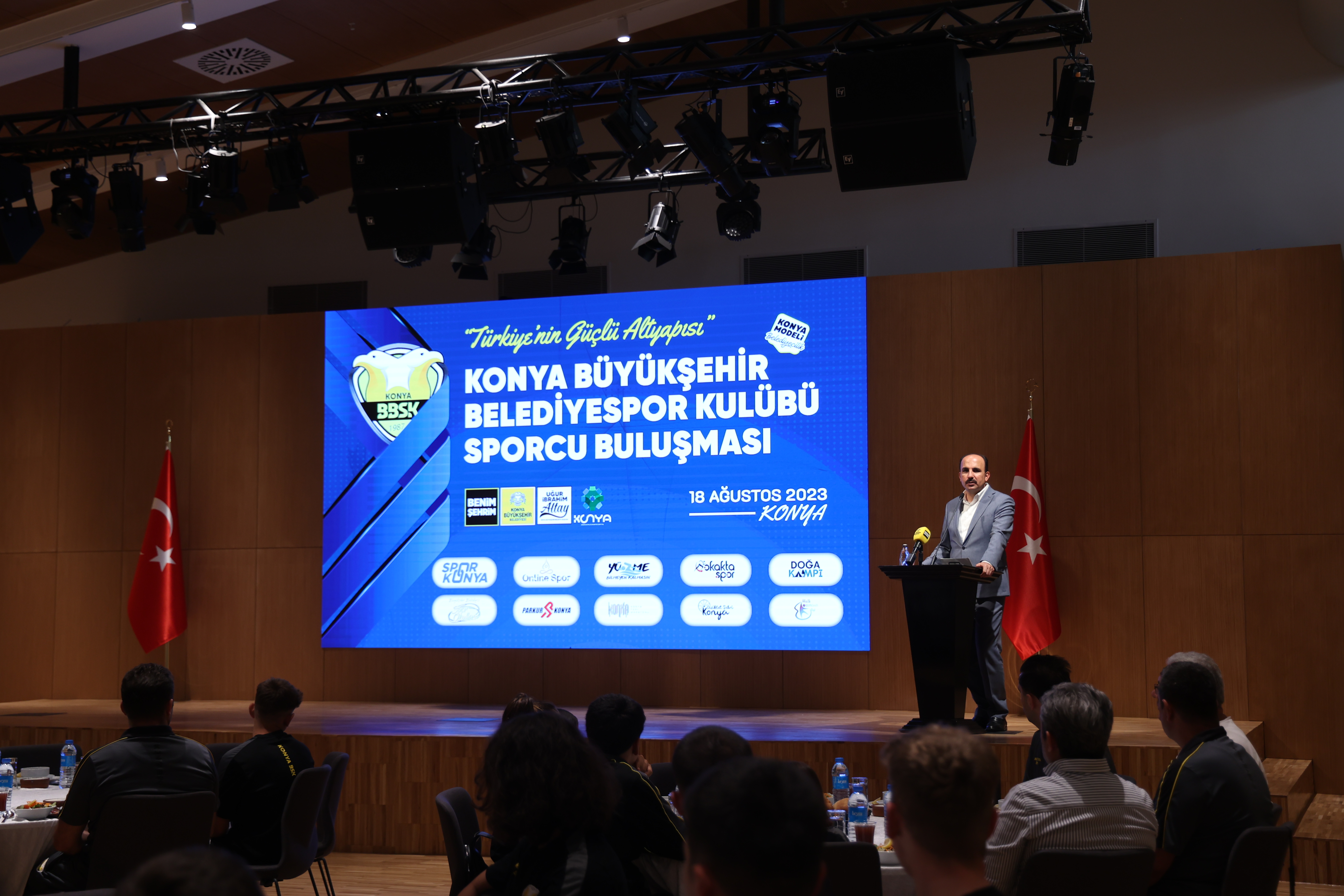 BAŞKAN ALTAY KONYA BÜYÜKŞEHİR BELEDİYESPOR KULÜBÜ SPORCULARI İLE BULUŞTU