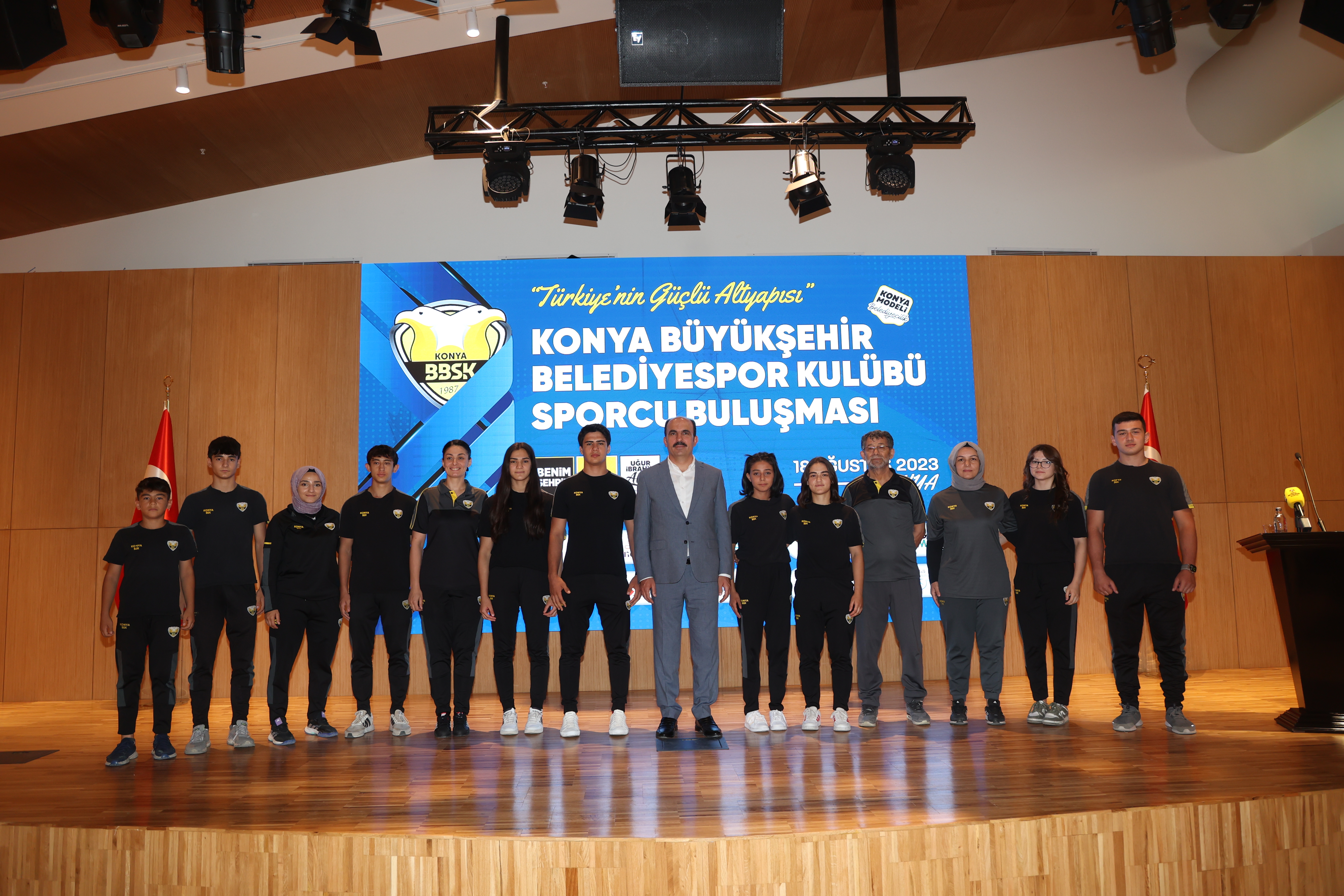 BAŞKAN ALTAY KONYA BÜYÜKŞEHİR BELEDİYESPOR KULÜBÜ SPORCULARI İLE BULUŞTU