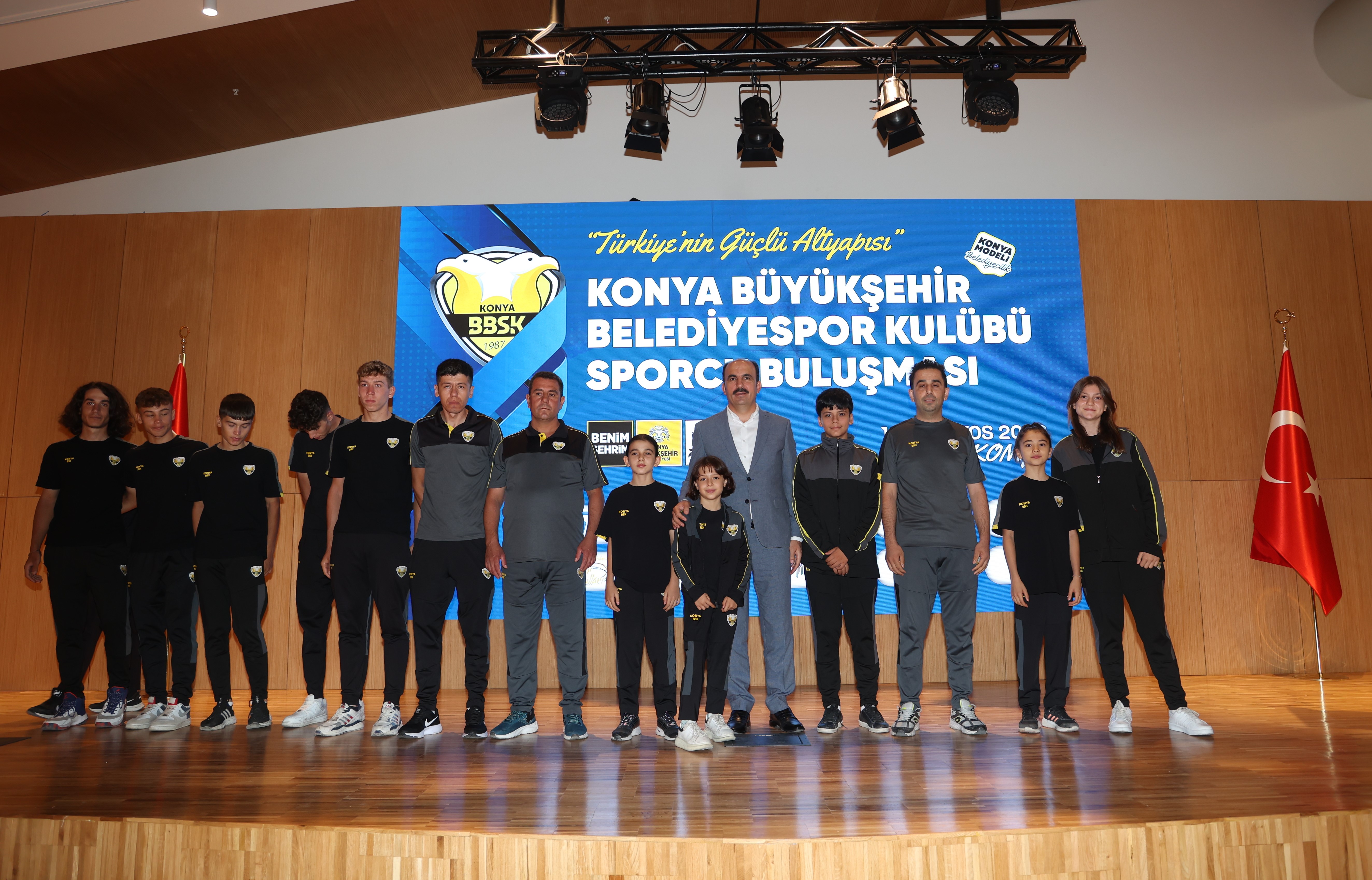BAŞKAN ALTAY KONYA BÜYÜKŞEHİR BELEDİYESPOR KULÜBÜ SPORCULARI İLE BULUŞTU
