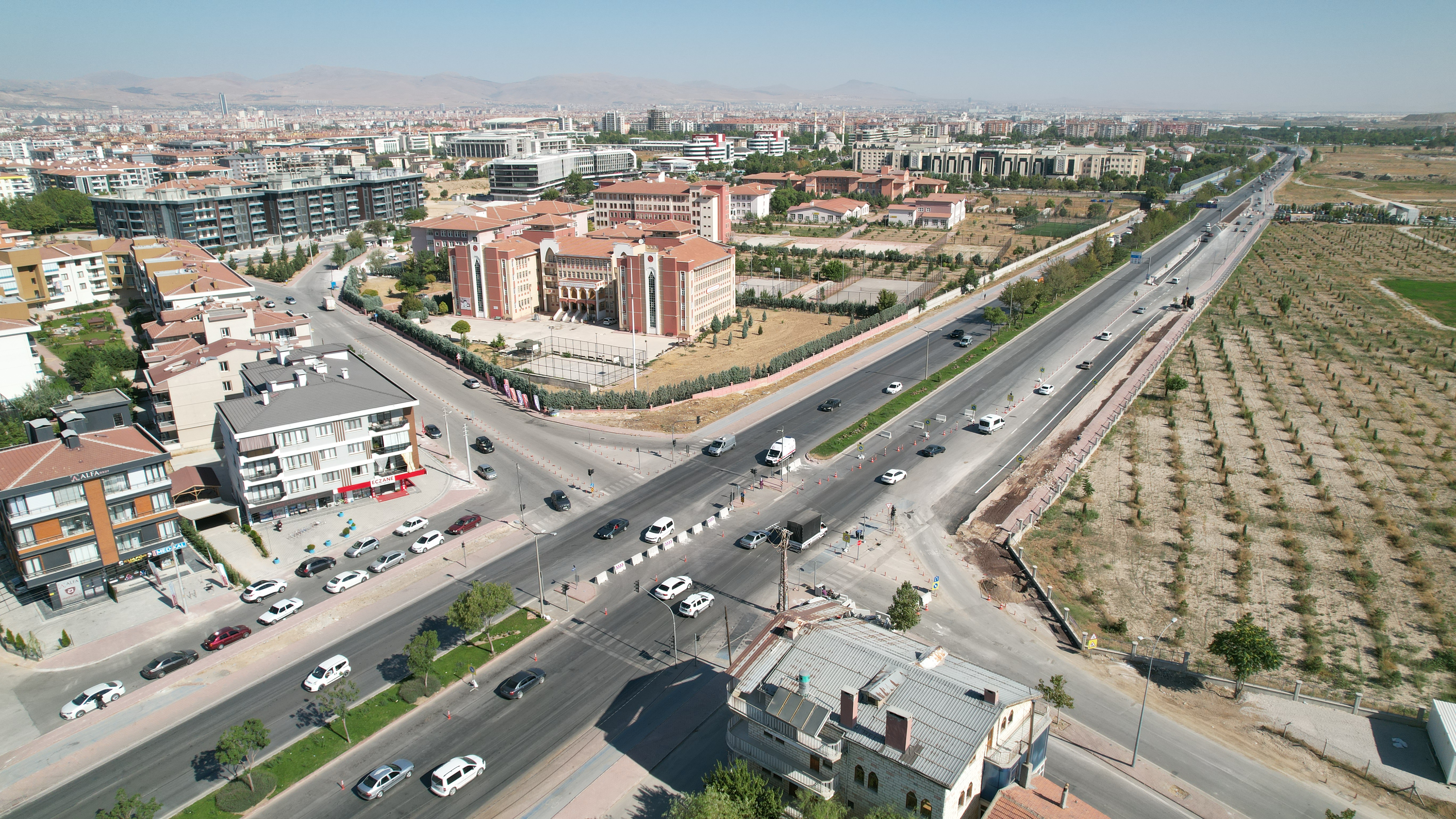 ŞEHİR HASTANESİ ÖNÜNDE KÖPRÜLÜ KAVŞAK ÇALIŞMALARINA BAŞLANDI