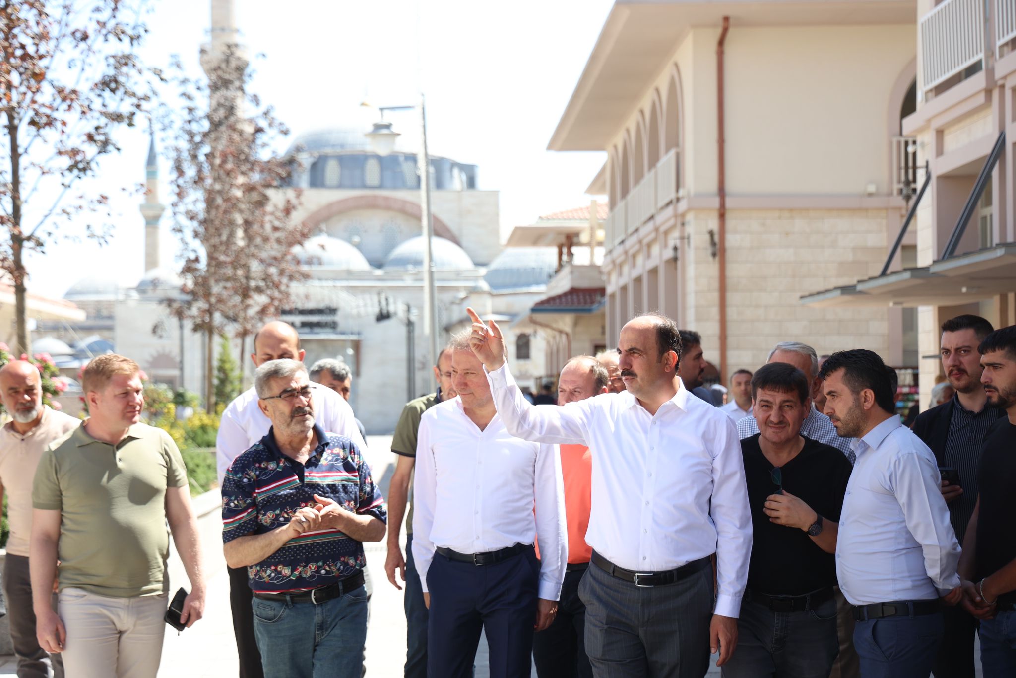 BAŞKAN ALTAY TÜRBEÖNÜ ÇARŞILARINDA ESNAFLA BULUŞTU