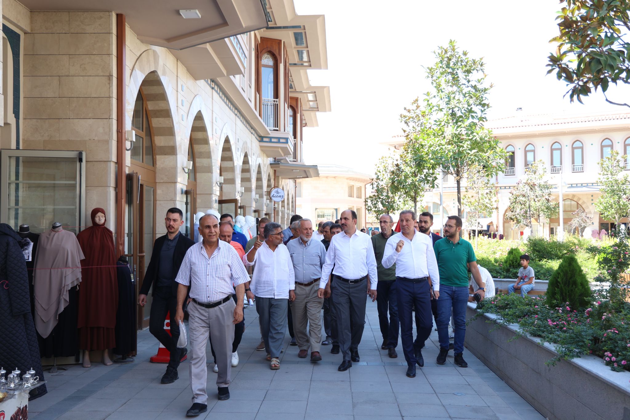BAŞKAN ALTAY TÜRBEÖNÜ ÇARŞILARINDA ESNAFLA BULUŞTU