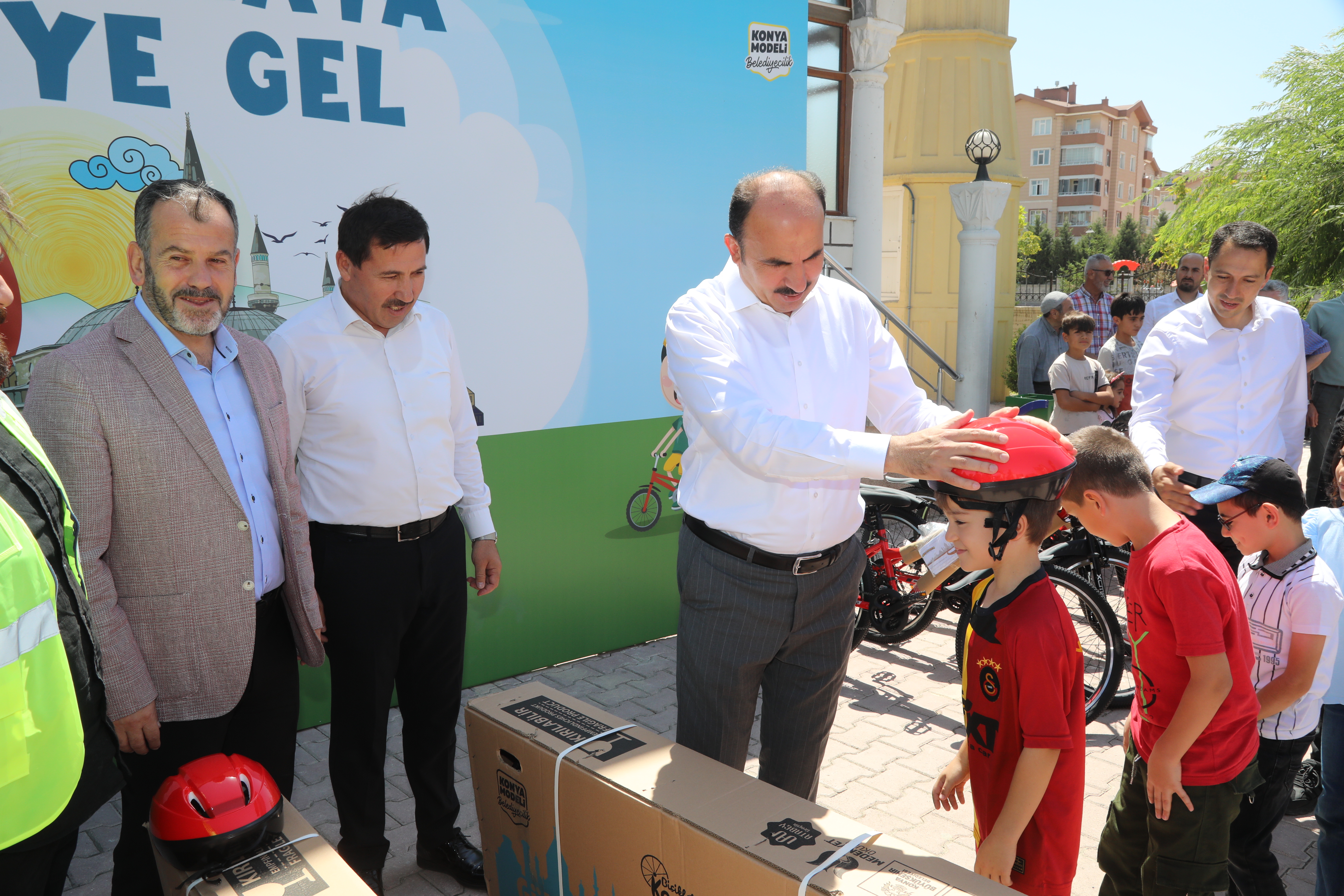 GÜLE OYNAYA CAMİYE GEL PROJESİ’NDE BİSİKLET DAĞITIMI BAŞLADI