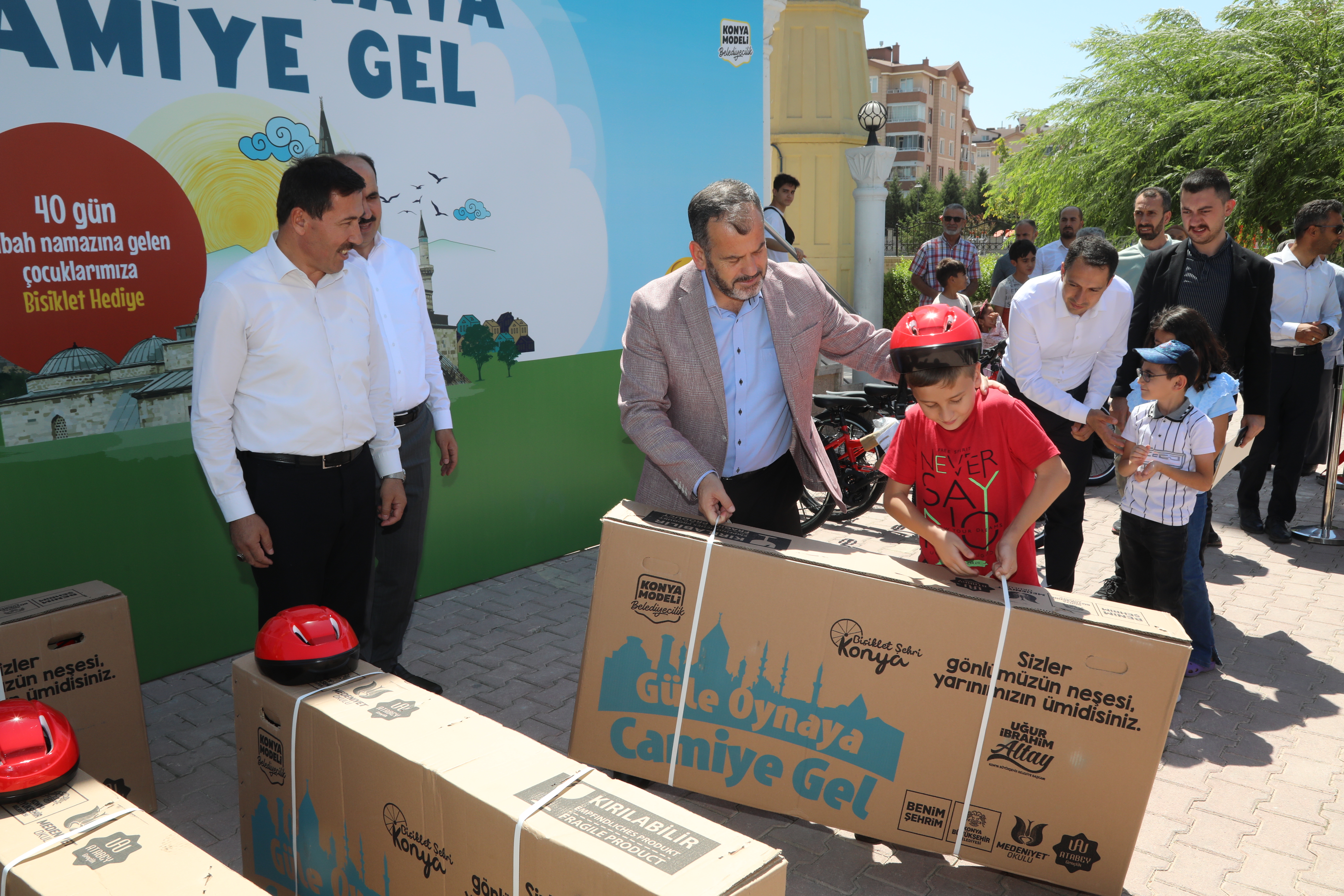 GÜLE OYNAYA CAMİYE GEL PROJESİ’NDE BİSİKLET DAĞITIMI BAŞLADI