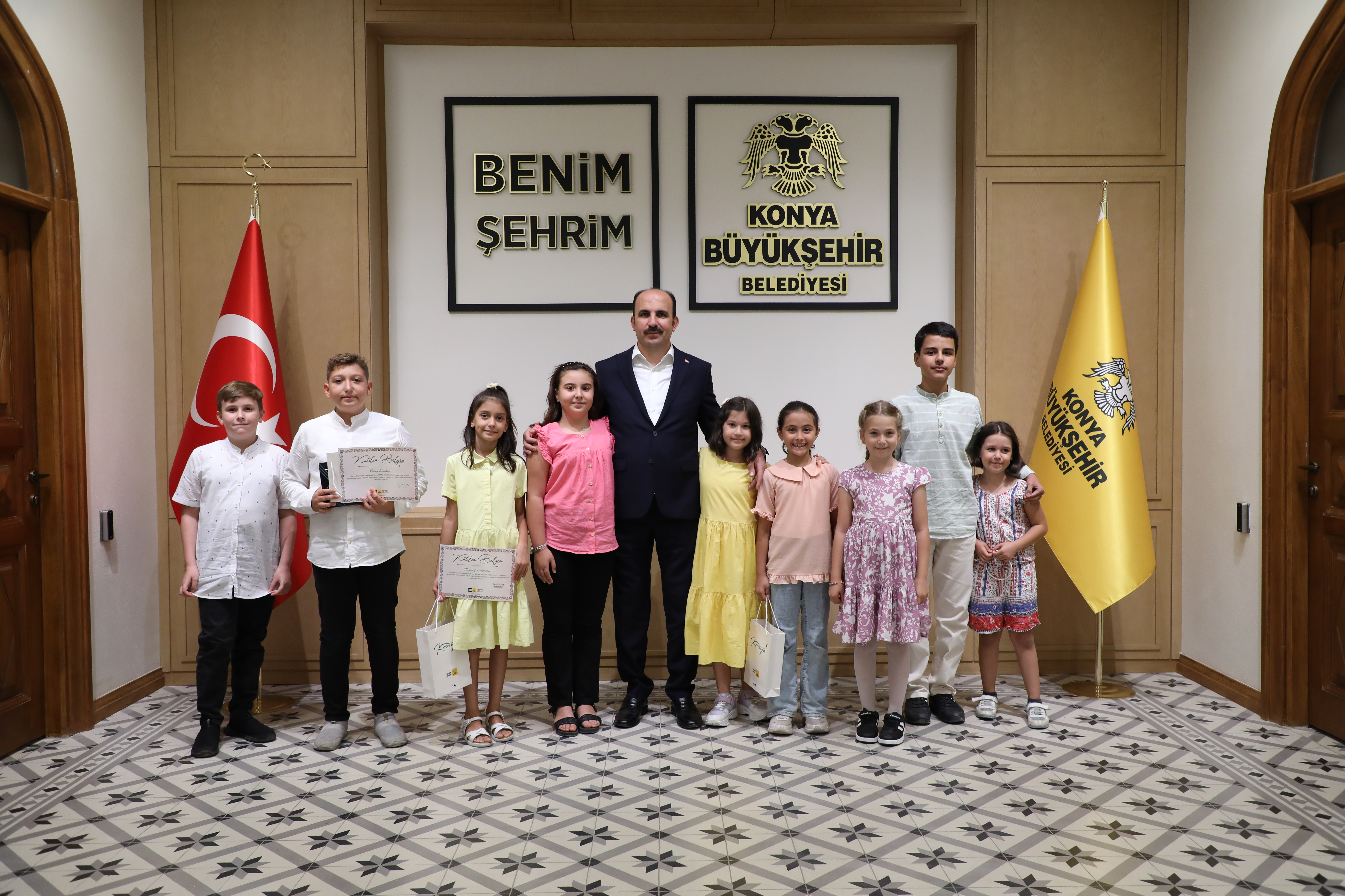 BAŞKAN ALTAY GENÇ KOMEK YAZ OKULU’NDA BAŞARILI ÖĞRENCİLERE HEDİYELERİNİ VERDİ