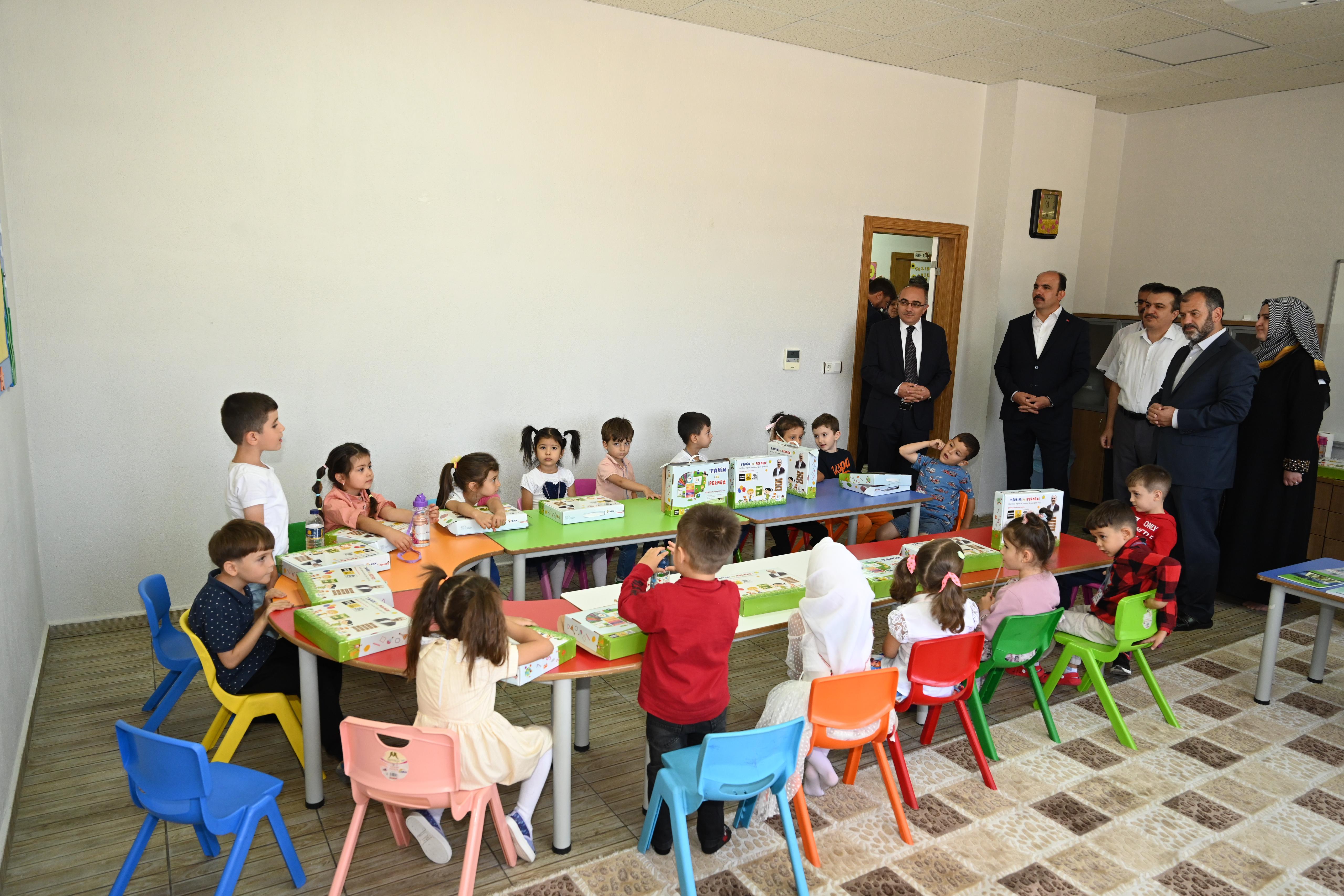 BAŞKAN ALTAY MİNİK KUR’AN TALEBELERİNE EĞİTİM SETİ DAĞITTI
