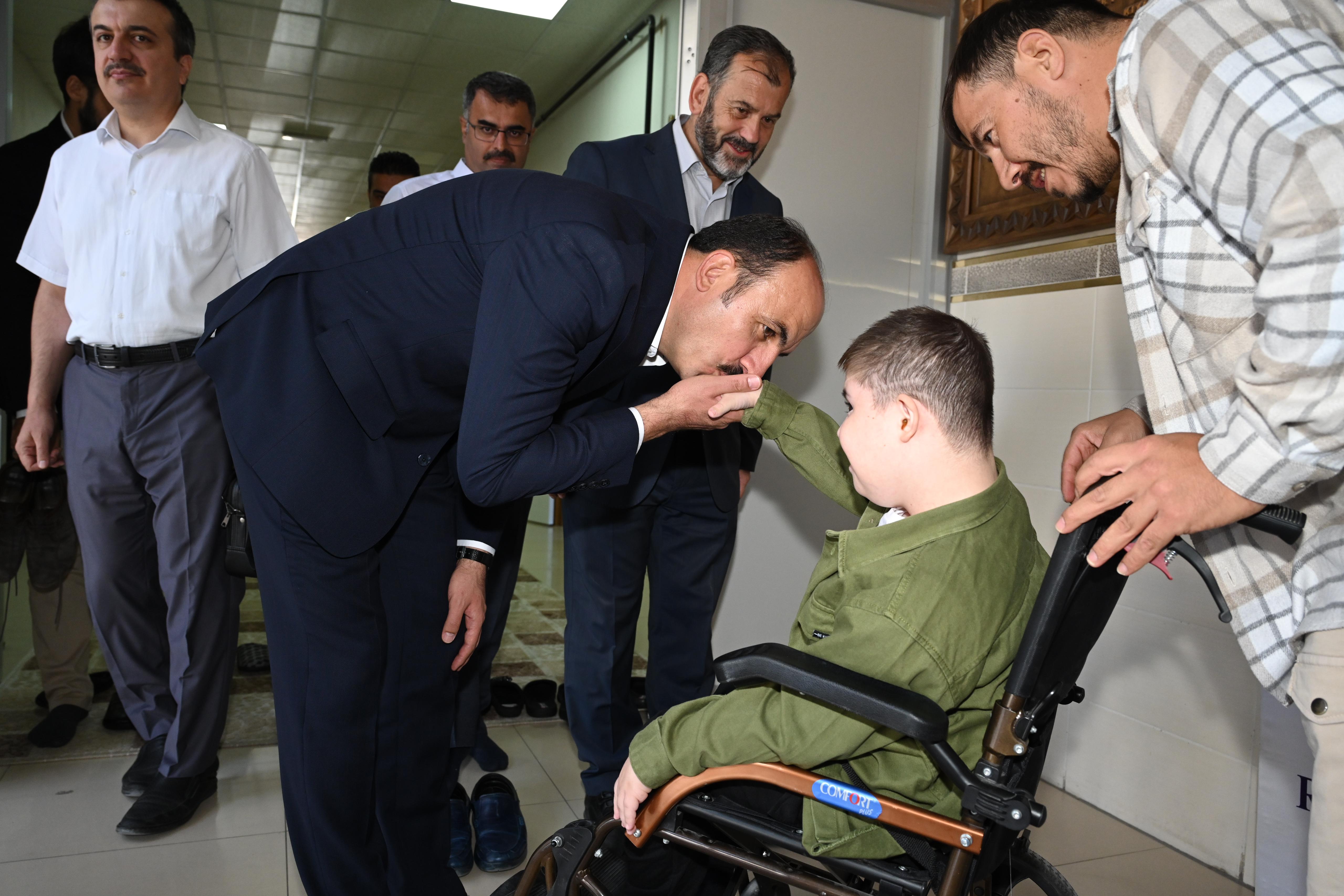 BAŞKAN ALTAY MİNİK KUR’AN TALEBELERİNE EĞİTİM SETİ DAĞITTI