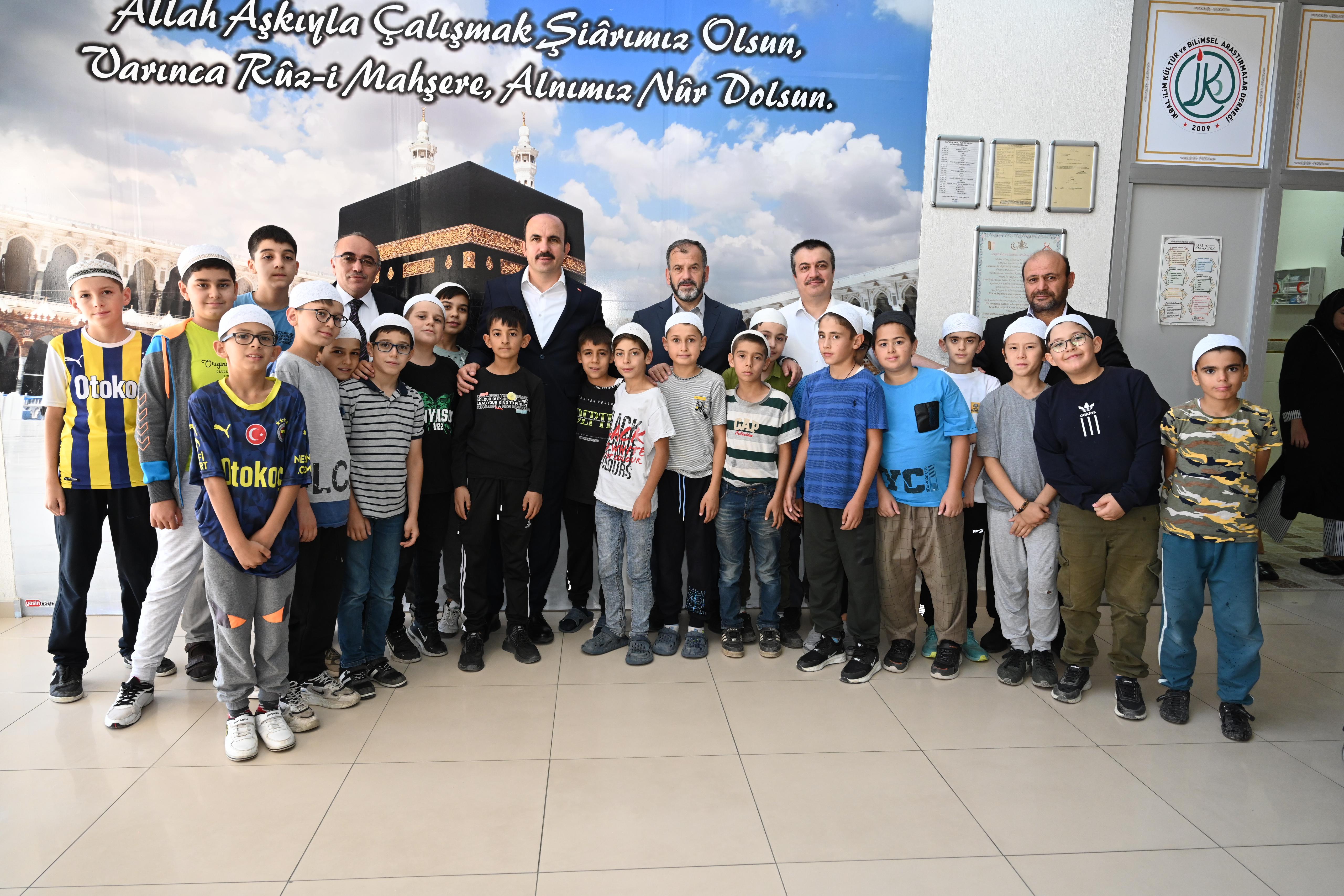 BAŞKAN ALTAY MİNİK KUR’AN TALEBELERİNE EĞİTİM SETİ DAĞITTI
