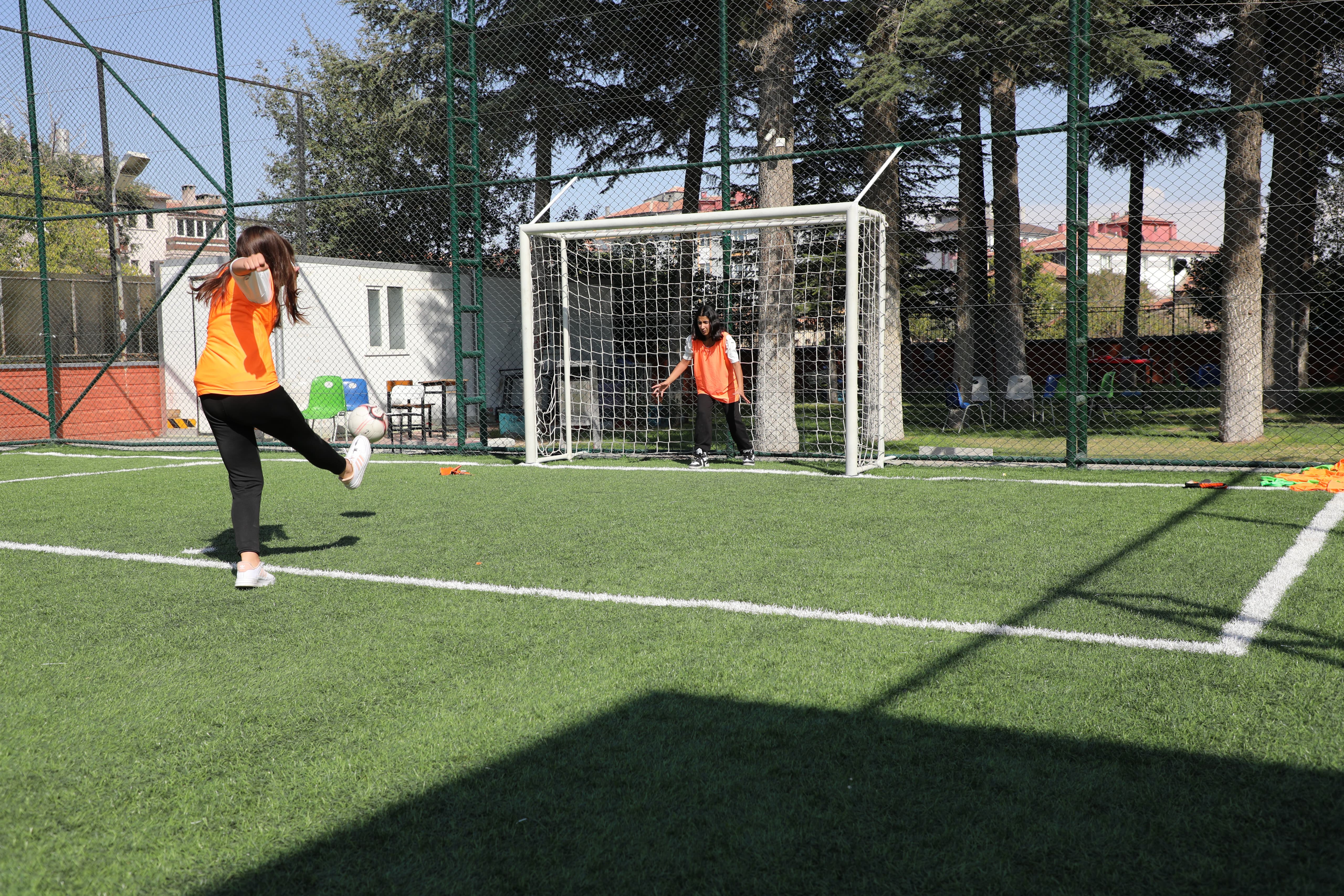BAŞKAN ALTAY: “EREĞLİ’DE 8 OKULUMUZA HALI SAHA KAZANDIRDIK”