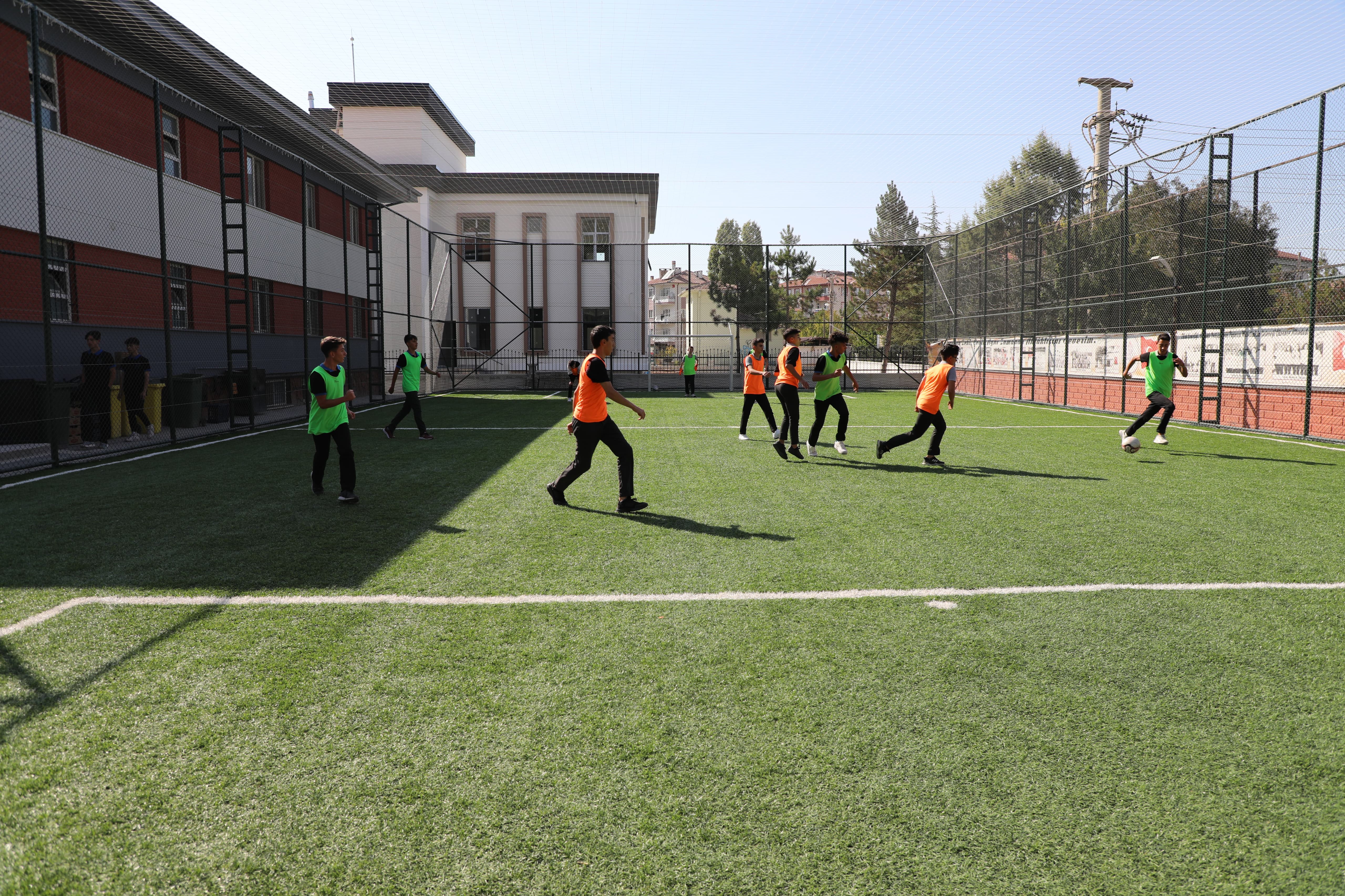 BAŞKAN ALTAY: “EREĞLİ’DE 8 OKULUMUZA HALI SAHA KAZANDIRDIK”