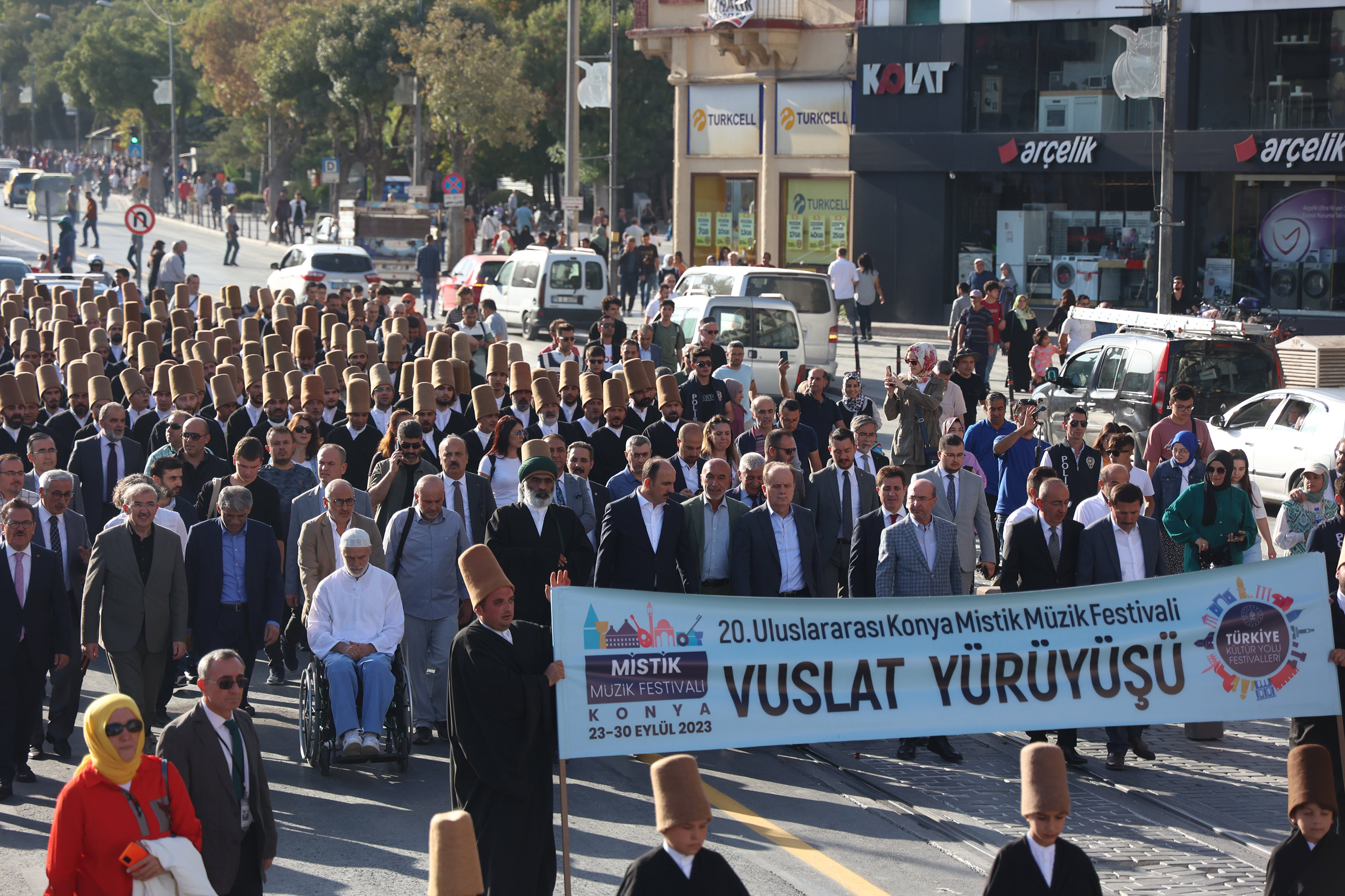 MEVLANA’NIN HUZURUNDA 250 SEMAZEN AYNI ANDA SEMA İCRA ETTİ