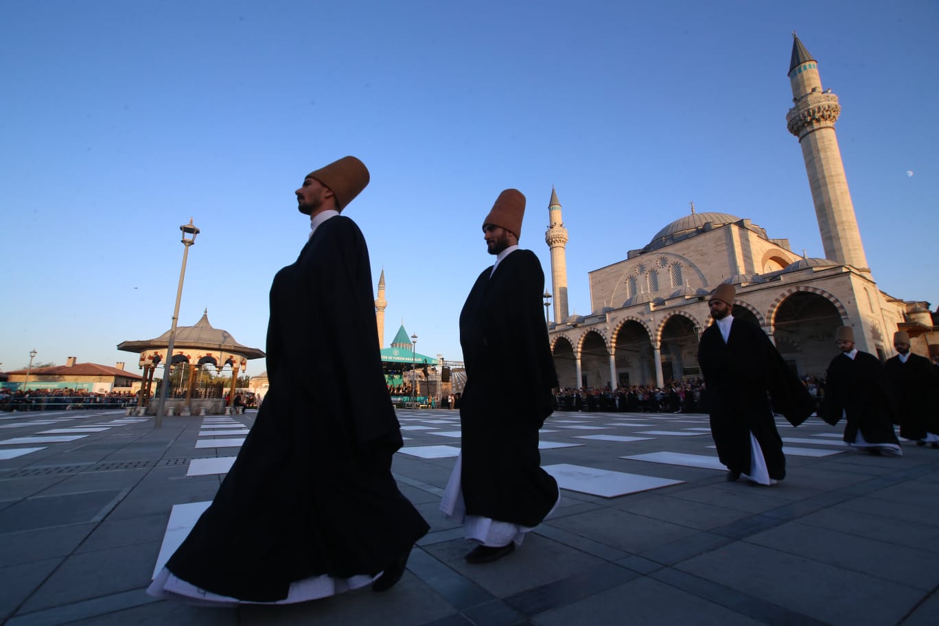 MEVLANA’NIN HUZURUNDA 250 SEMAZEN AYNI ANDA SEMA İCRA ETTİ