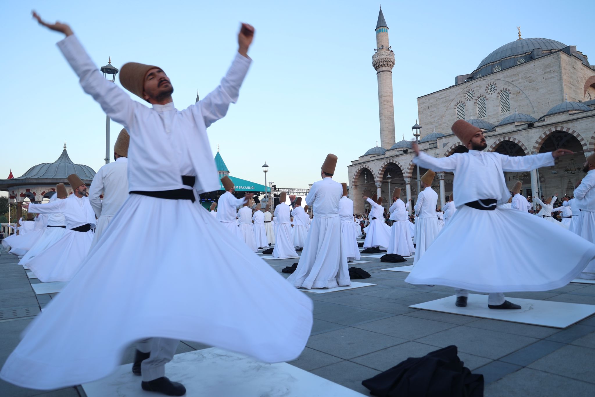 MEVLANA’NIN HUZURUNDA 250 SEMAZEN AYNI ANDA SEMA İCRA ETTİ