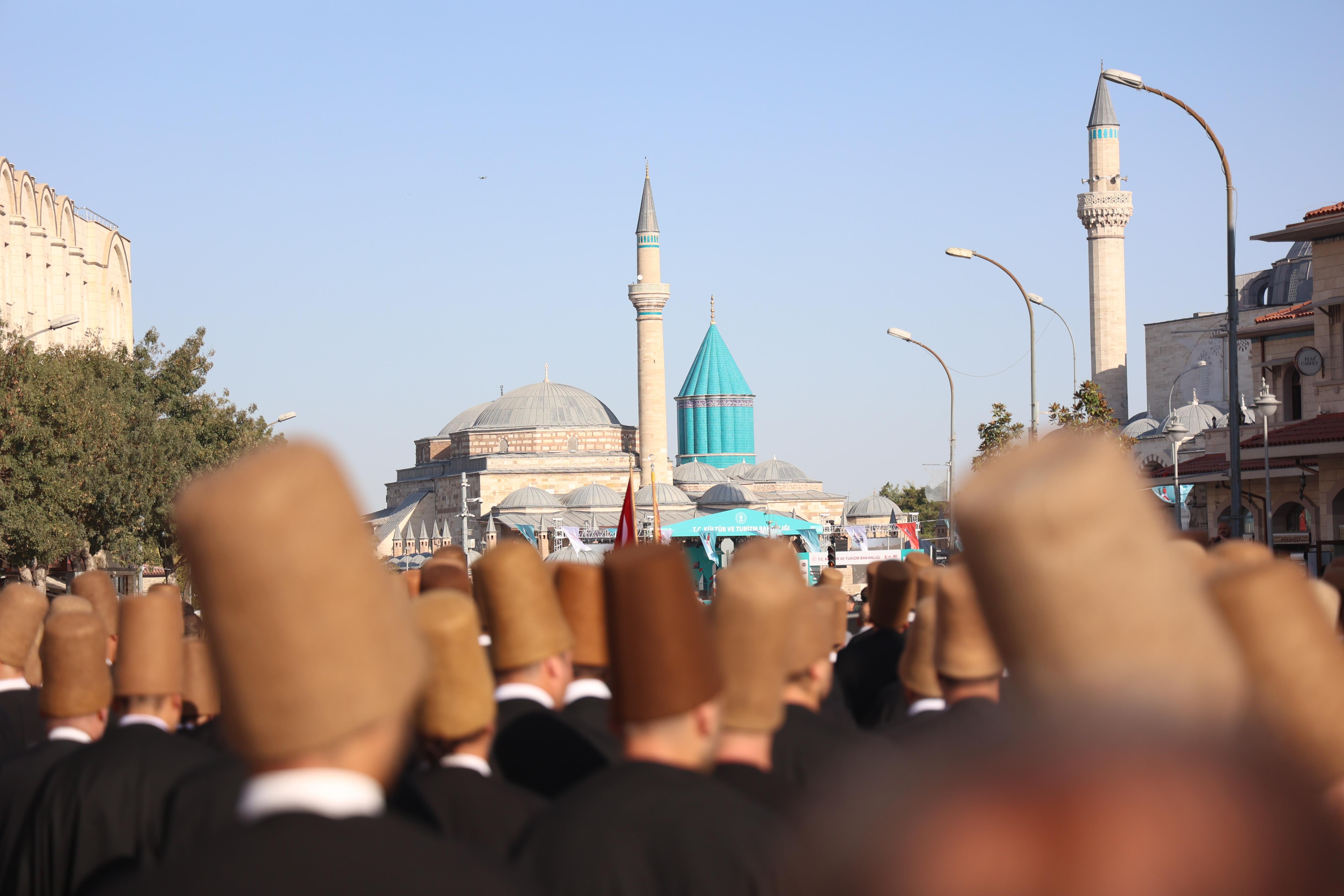 MEVLANA’NIN HUZURUNDA 250 SEMAZEN AYNI ANDA SEMA İCRA ETTİ