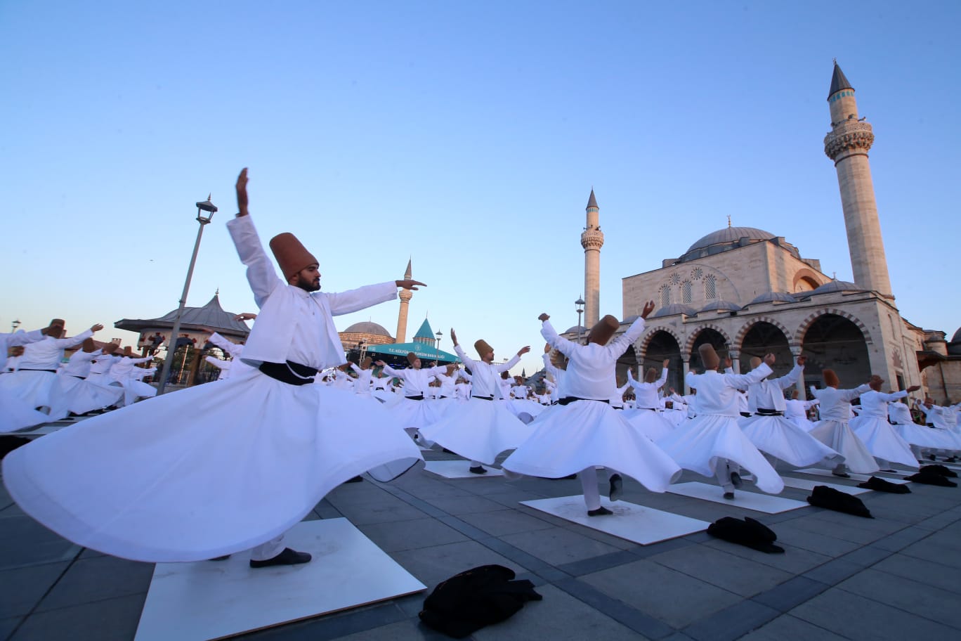 MEVLANA’NIN HUZURUNDA 250 SEMAZEN AYNI ANDA SEMA İCRA ETTİ