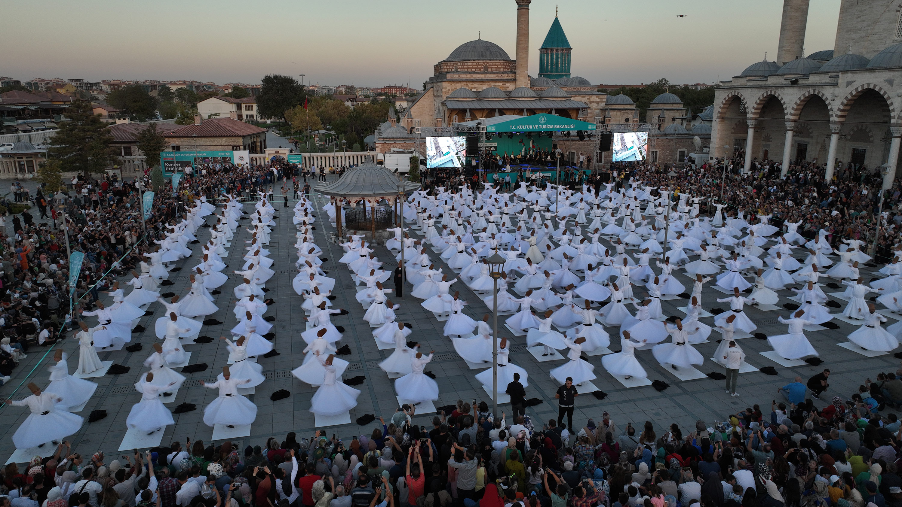 MEVLANA’NIN HUZURUNDA 250 SEMAZEN AYNI ANDA SEMA İCRA ETTİ