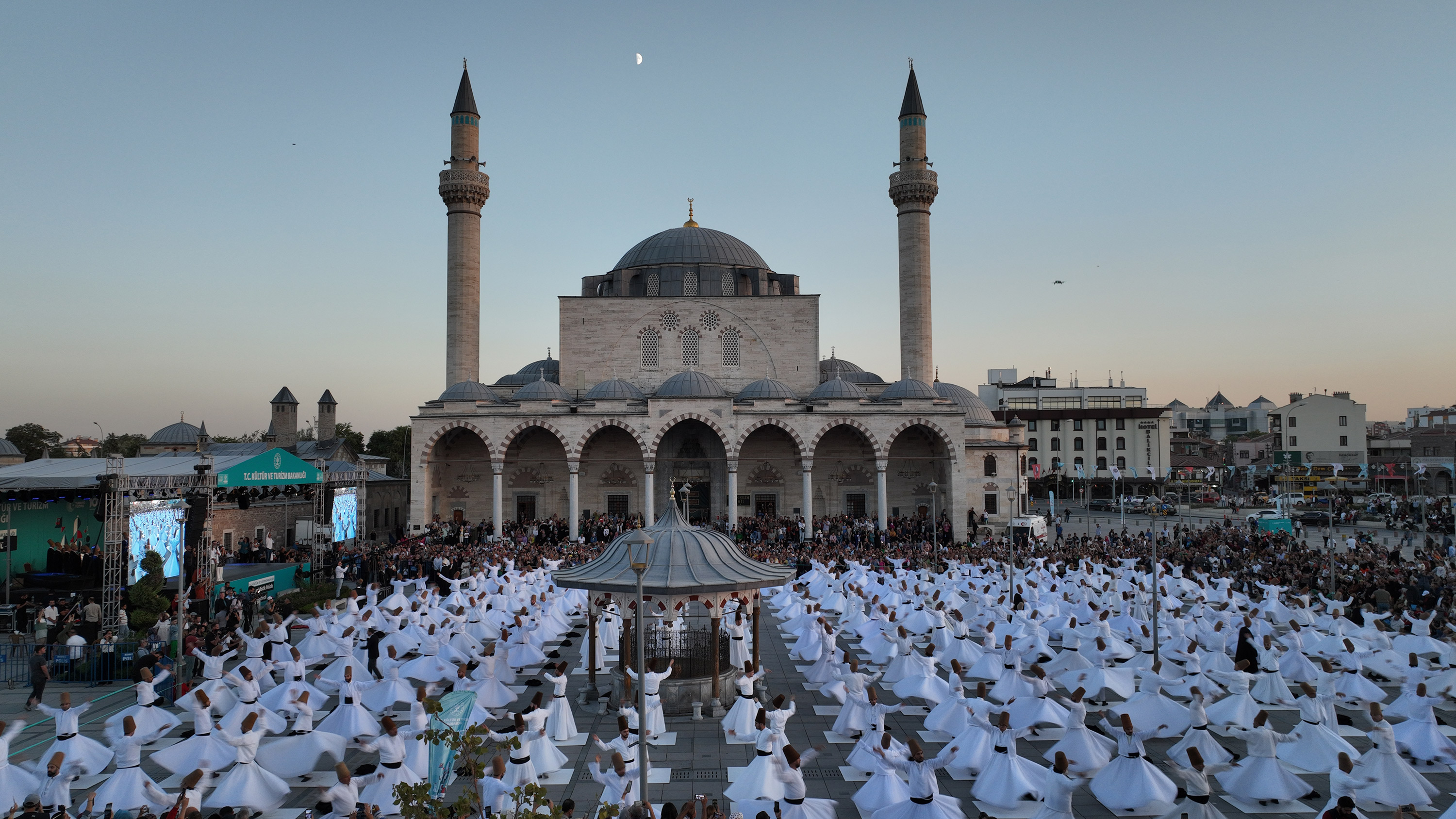 MEVLANA’NIN HUZURUNDA 250 SEMAZEN AYNI ANDA SEMA İCRA ETTİ
